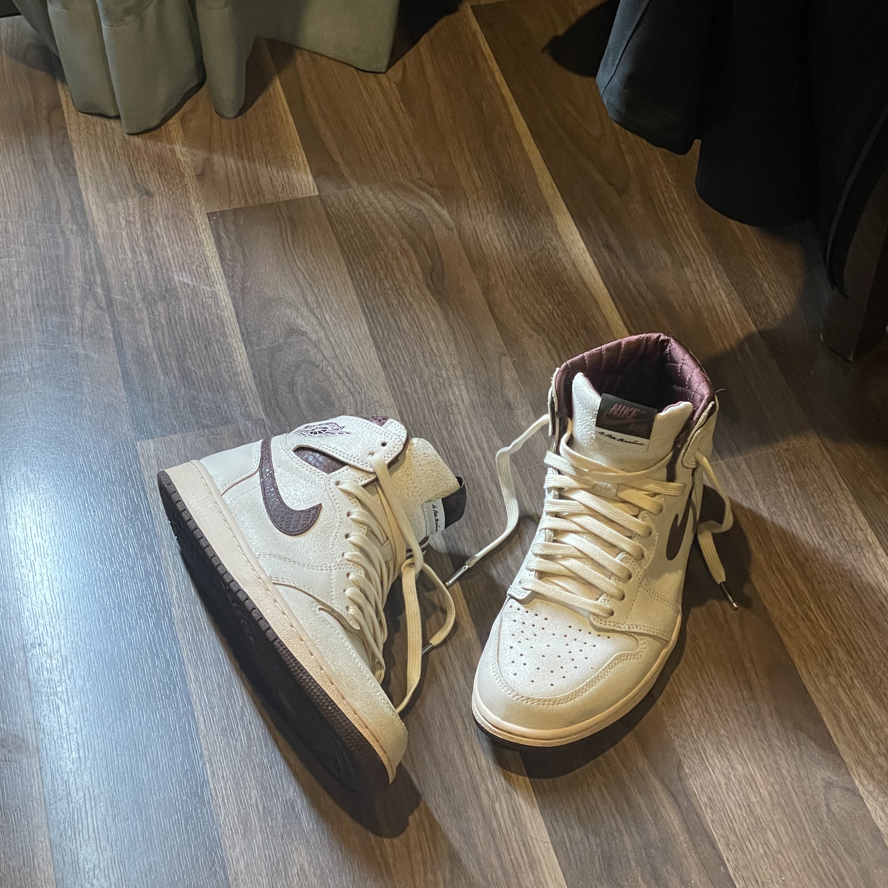 Jordan 1 x A Ma Maniere Retro High OG SP Sail and Burgundy 착용 스타일