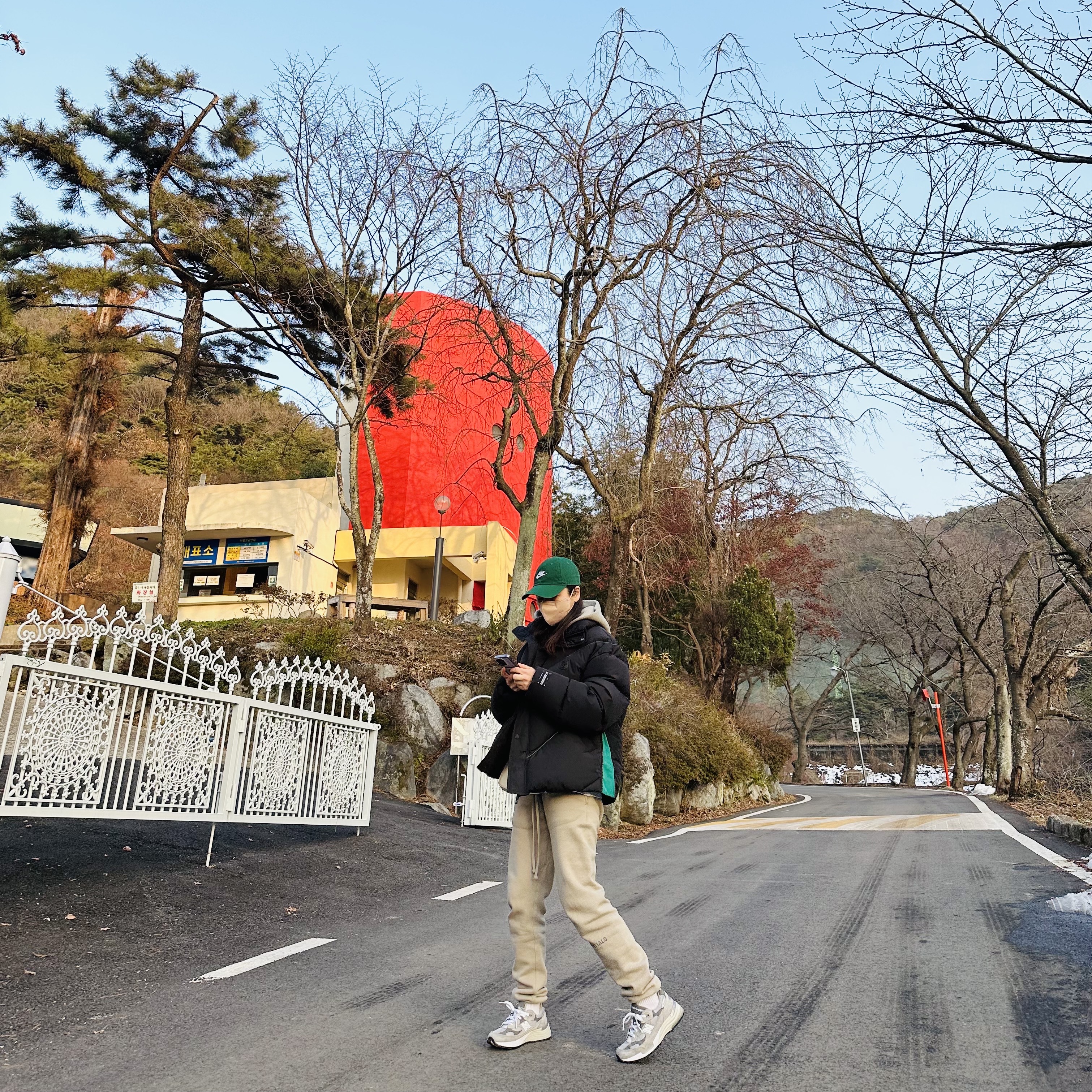 Nike Heritage 86 Futura Washed Cap Gorge Green, Essentials Sweatpants Olive/Khaki - 20FW ์ฐฉ์ฉ ์คํ์ผ - 1