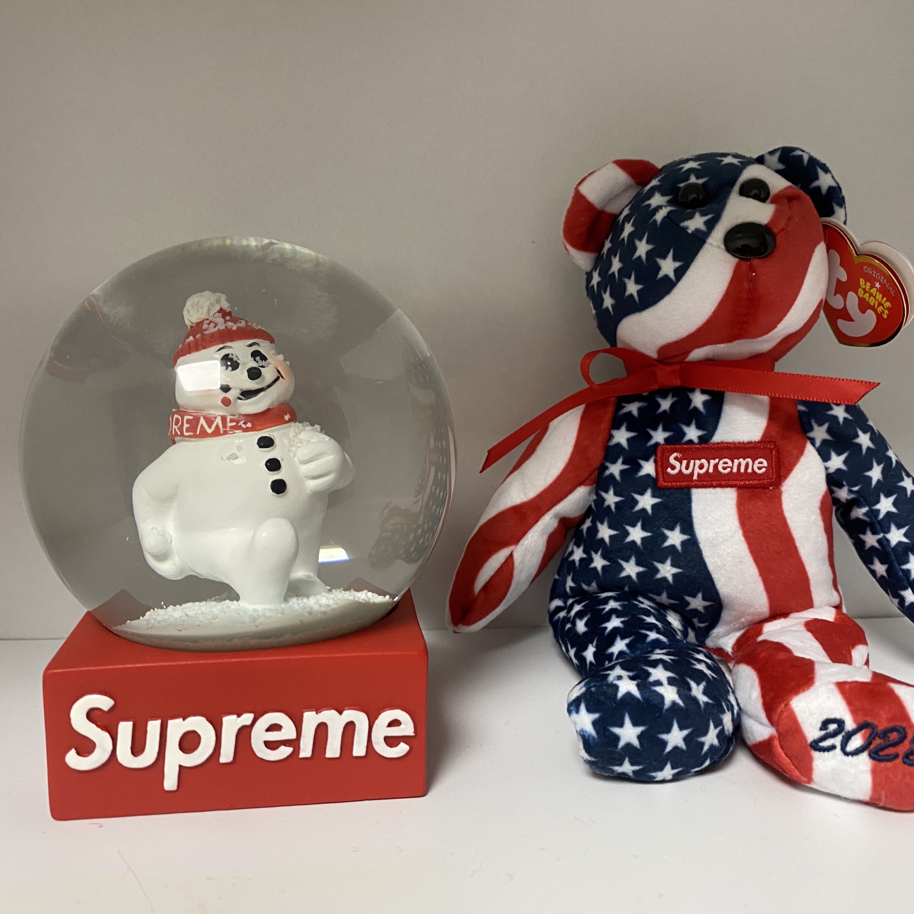 Supreme Ty Beanie Baby Flag - 22FW 착용 스타일