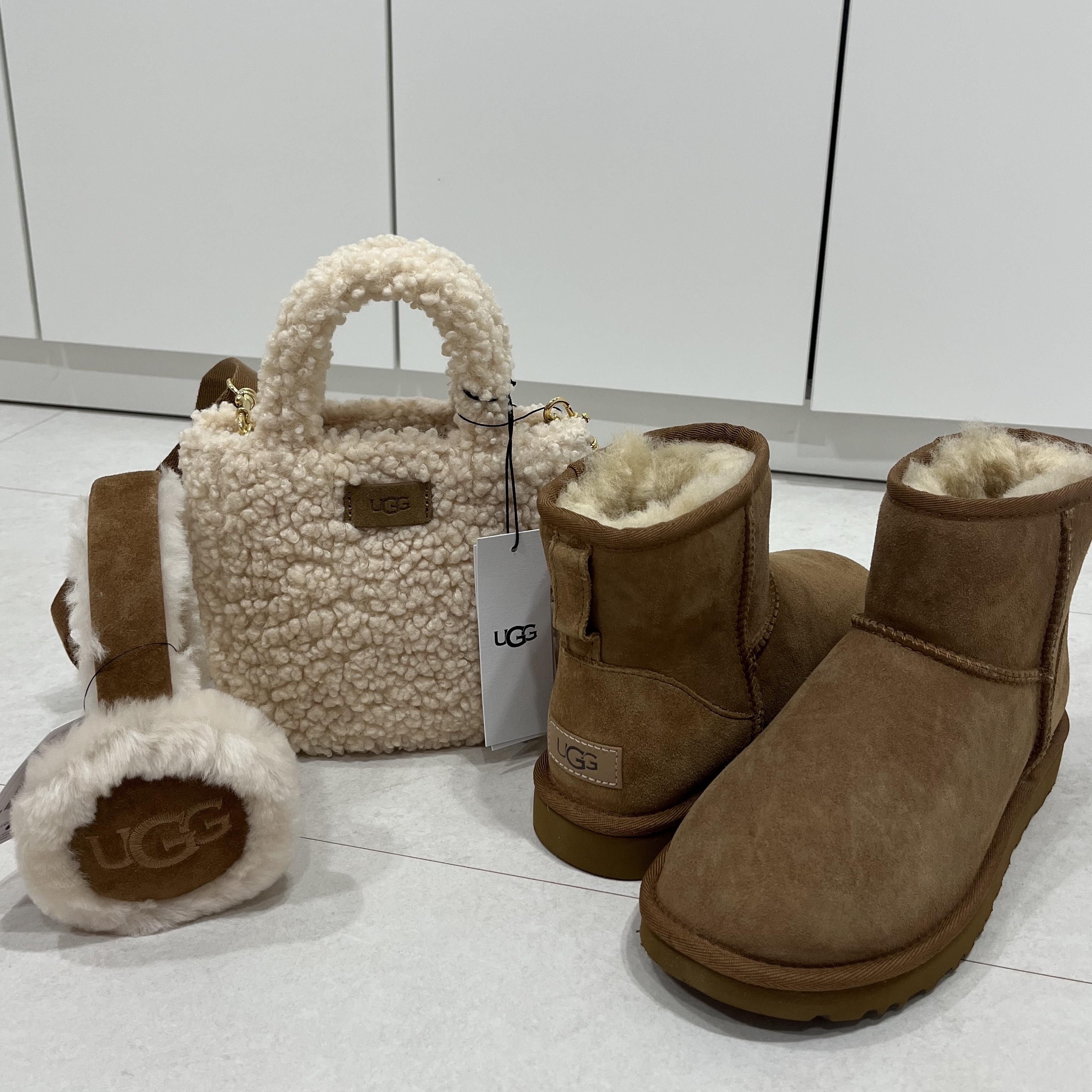 (W) UGG Embroidered Logo Earmuff Chestnut, (W) UGG Classic Mini II Boots Chestnut 착용 스타일