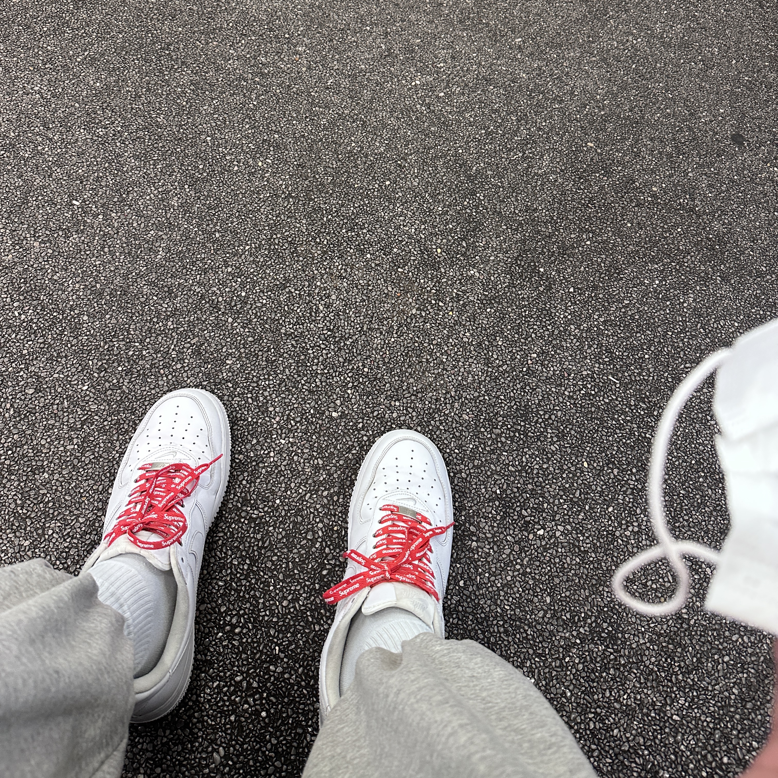 Nike x Supreme Air Force 1 Low White 착용 스타일 - 2