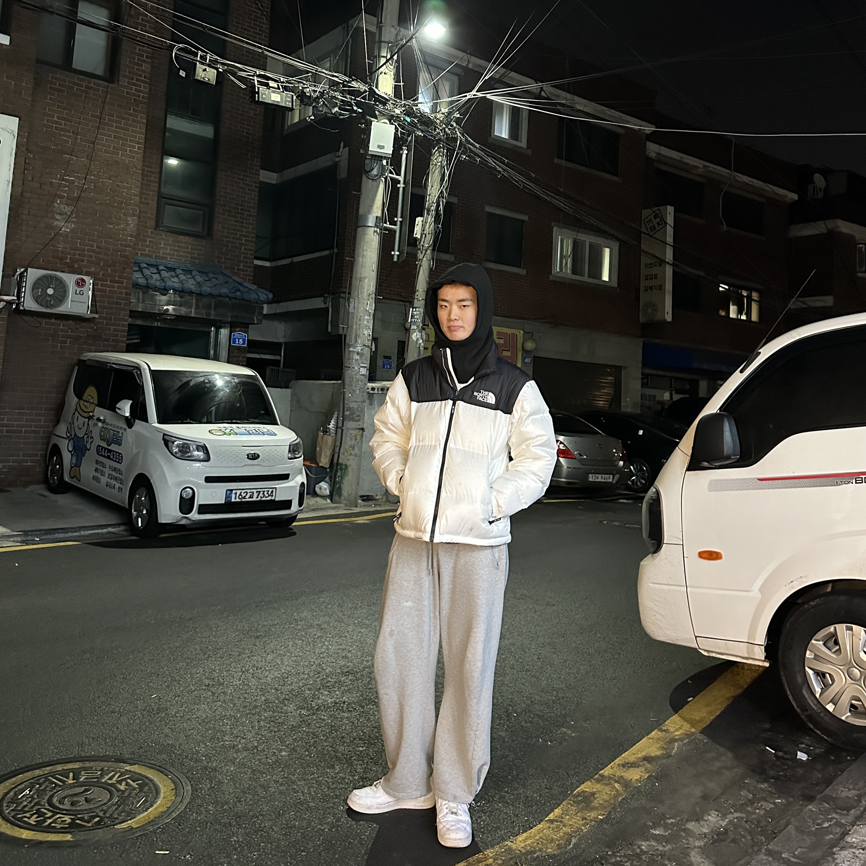 The North Face 1996 Eco Nuptse Jacket White, Nike Air Force 1 '07 Low White 착용 스타일 - 3