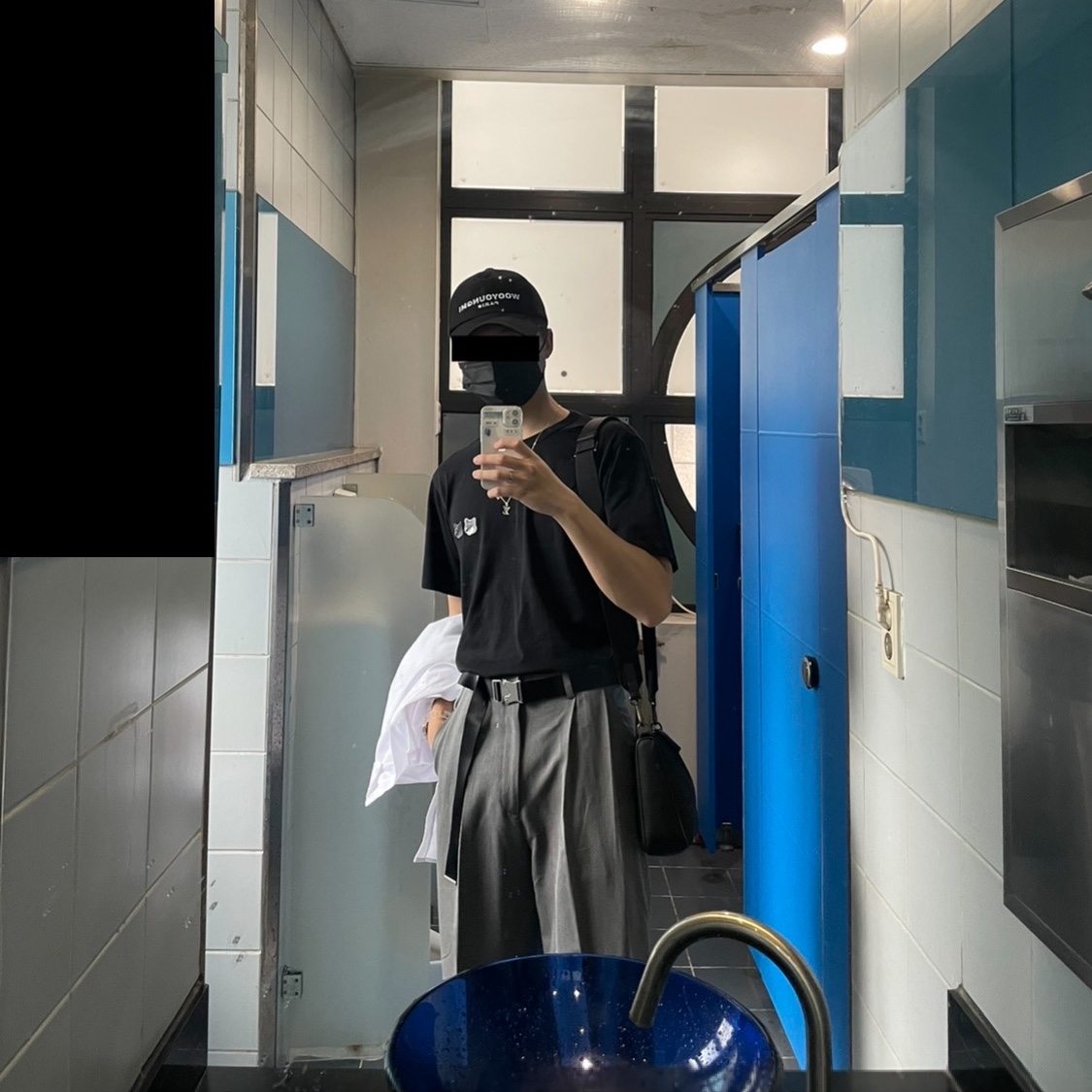 Wooyoungmi White Embroidered Logo Ball Cap Black, Maison Kitsune Double Monochrome Fox Head Patch Classic T-Shirt Black 착용 스타일