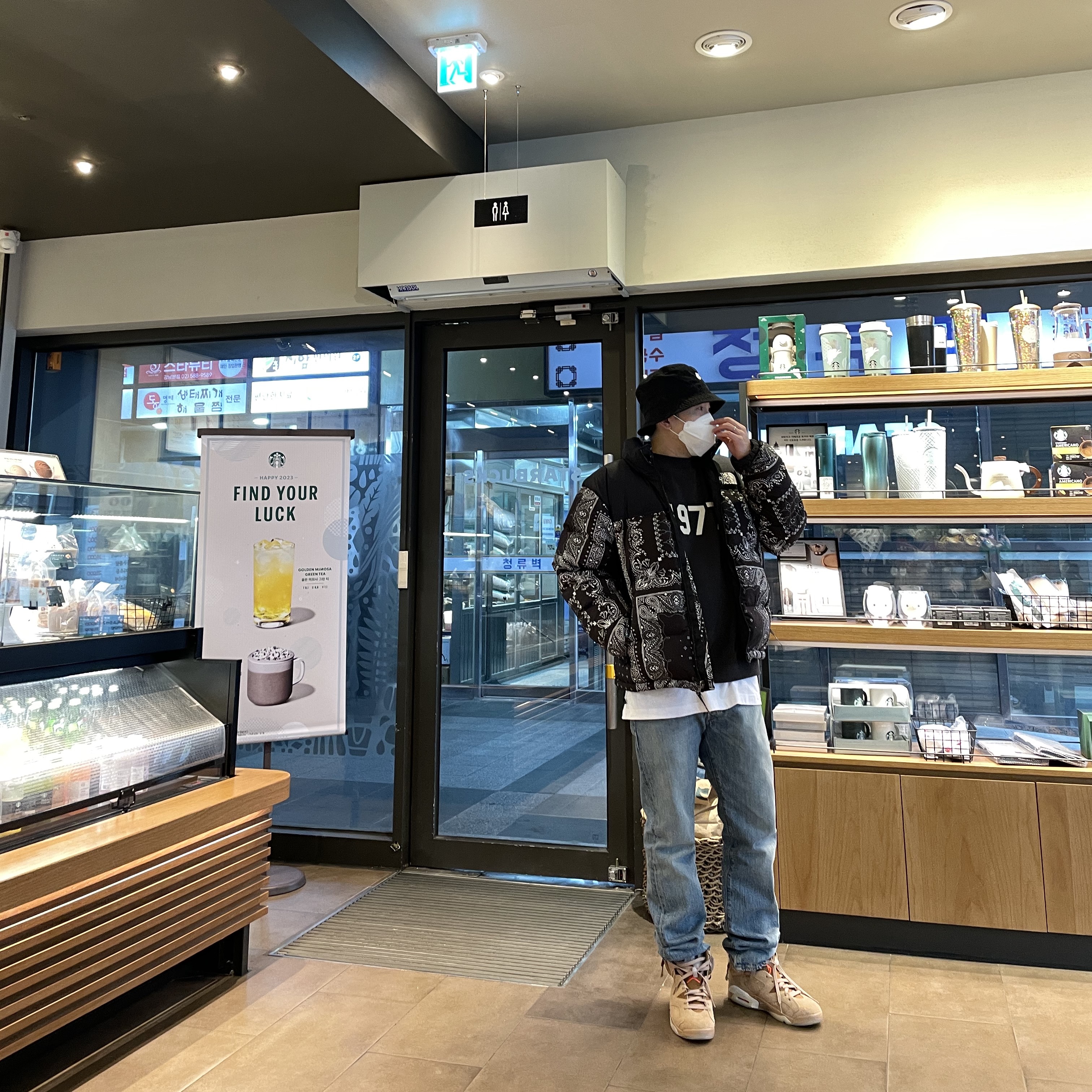 Jordan 6 x Travis Scott Retro SP British Khaki, Essentials 1977 Crewneck Sweatshirt Iron - 22SS 착용 스타일 - 3