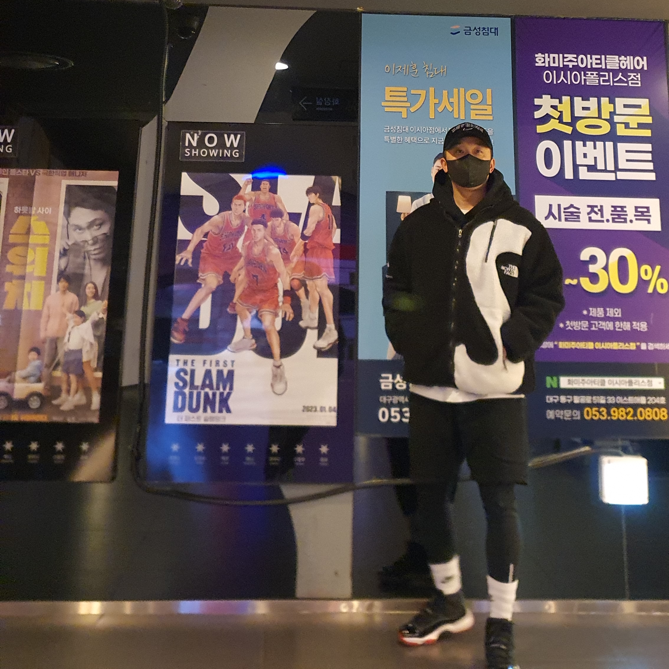 Jordan 11 Retro Bred 2019, Supreme x The North Face S Logo Hooded Fleece Jacket Black - 20FW 착용 스타일 - 1