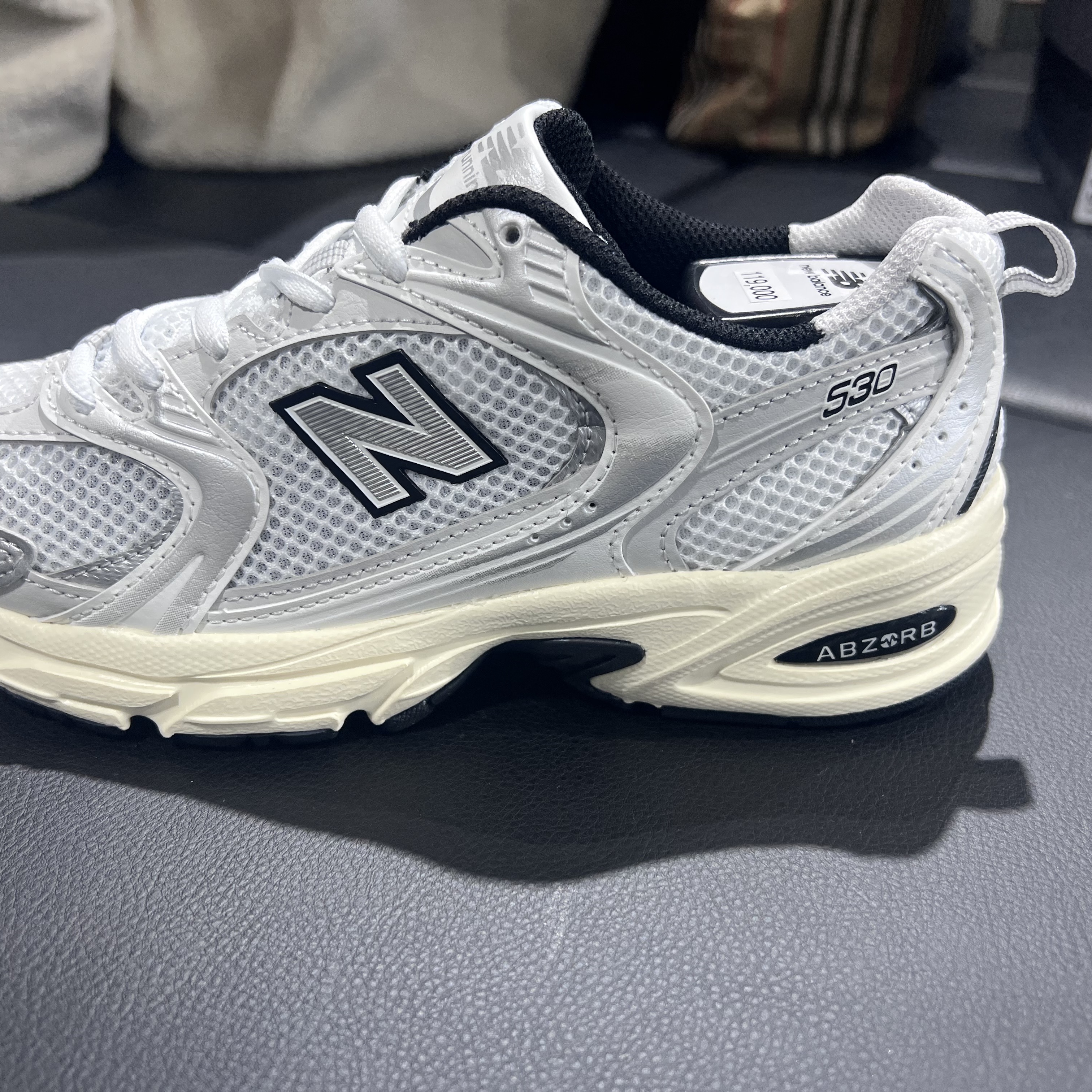 New Balance 530 Silver Cream 착용 스타일 - 2