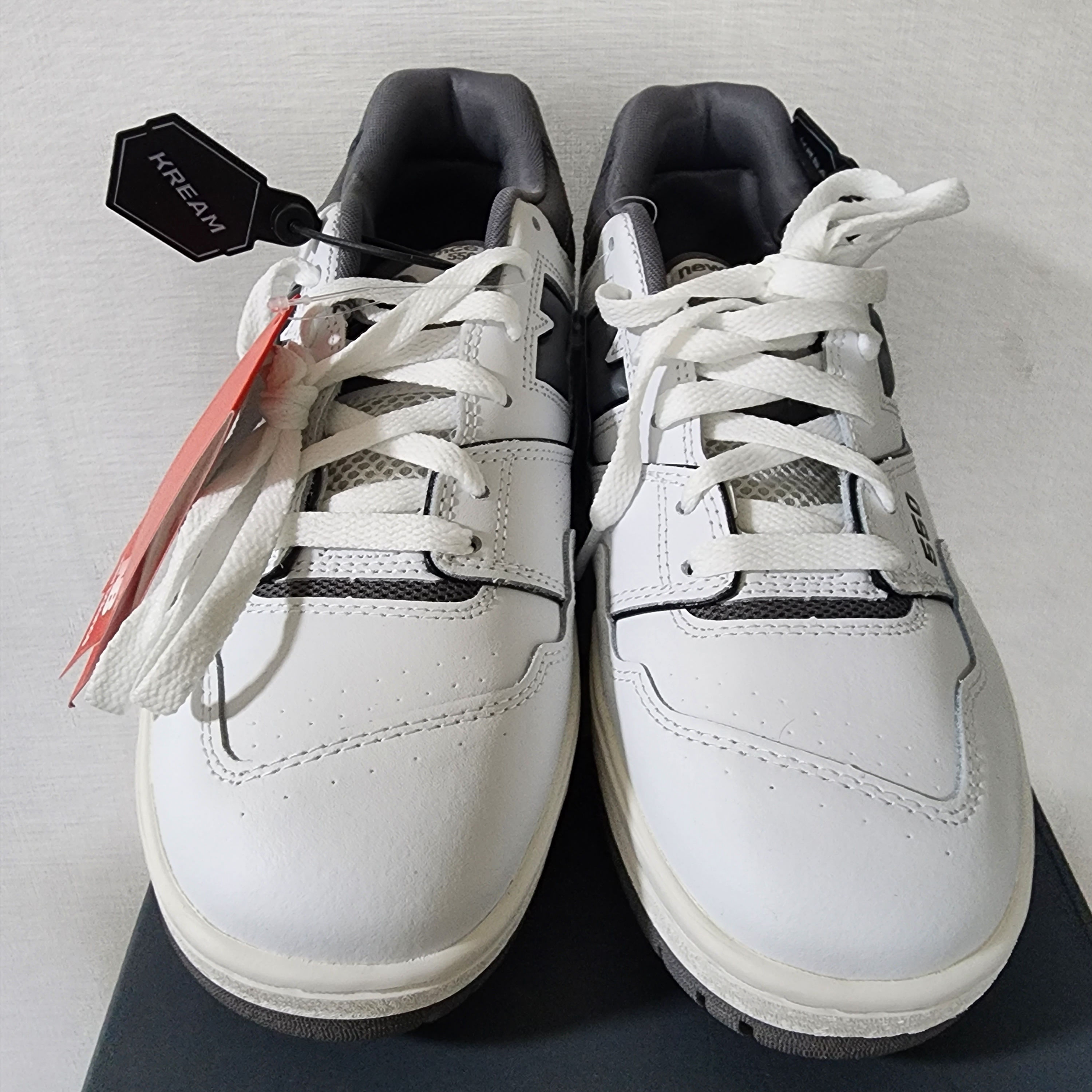 New Balance 550 White Grey Dark Grey - 2E Wide 착용 스타일 - 2
