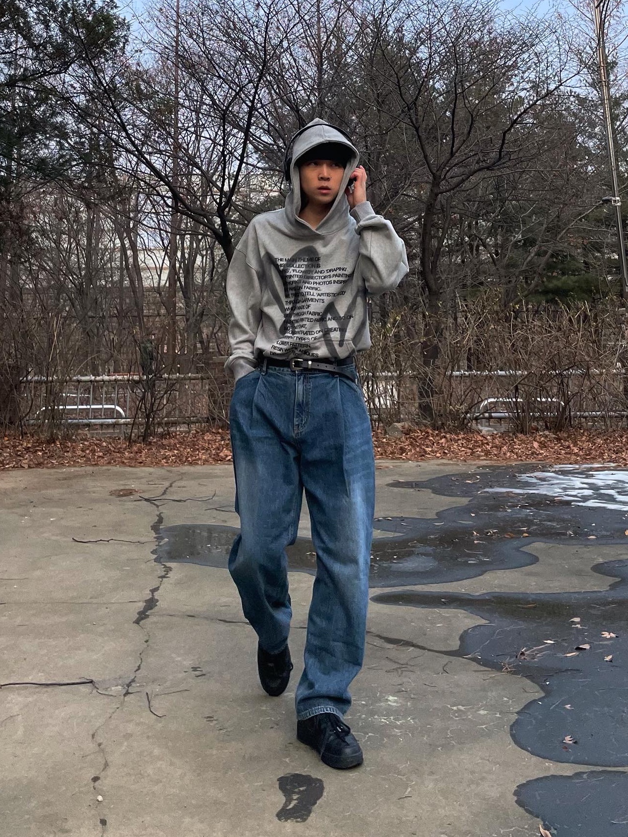 [KREAM 단독] The Museum Visitor Heart Sprayed Hoody Grey - 22PF, Nike Air Force 1 '07 Low Triple Black 착용 스타일 - 1