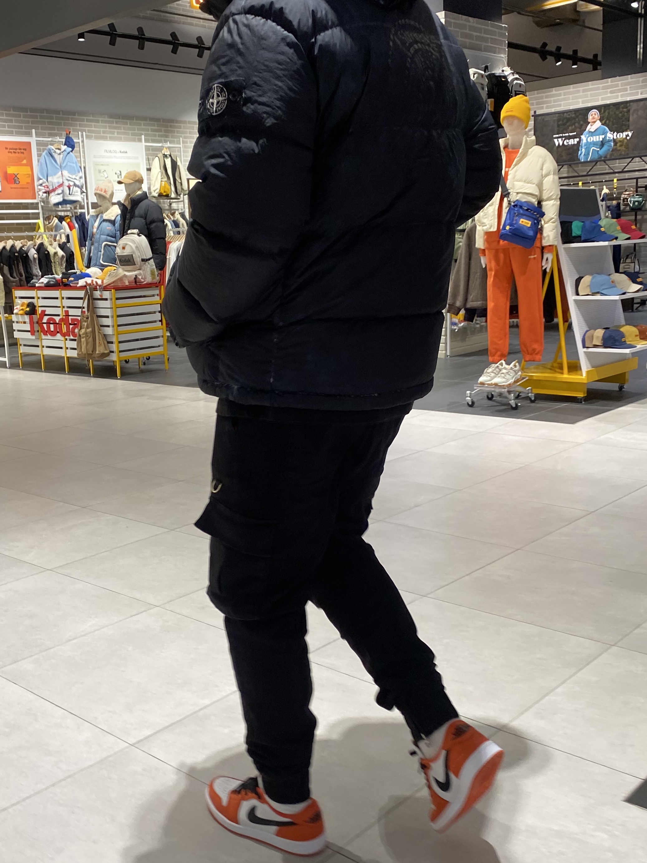 Supreme x Stone Island Painted Camo Crinkle Down Jacket Black - 20FW, Jordan 1 Low OG Starfish 착용 스타일 - 1