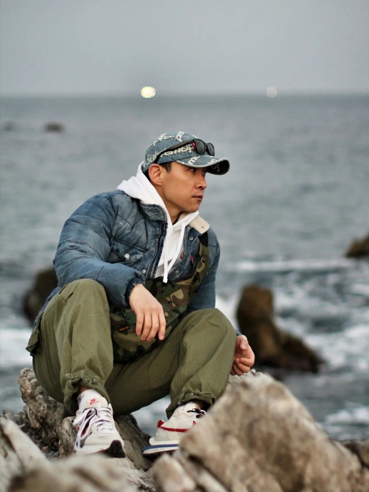 Supreme Frayed Logos Denim Camp Cap Blue - 21SS, Nike x Sacai VaporWaffle Royal Fuchsia 착용 스타일 - 2