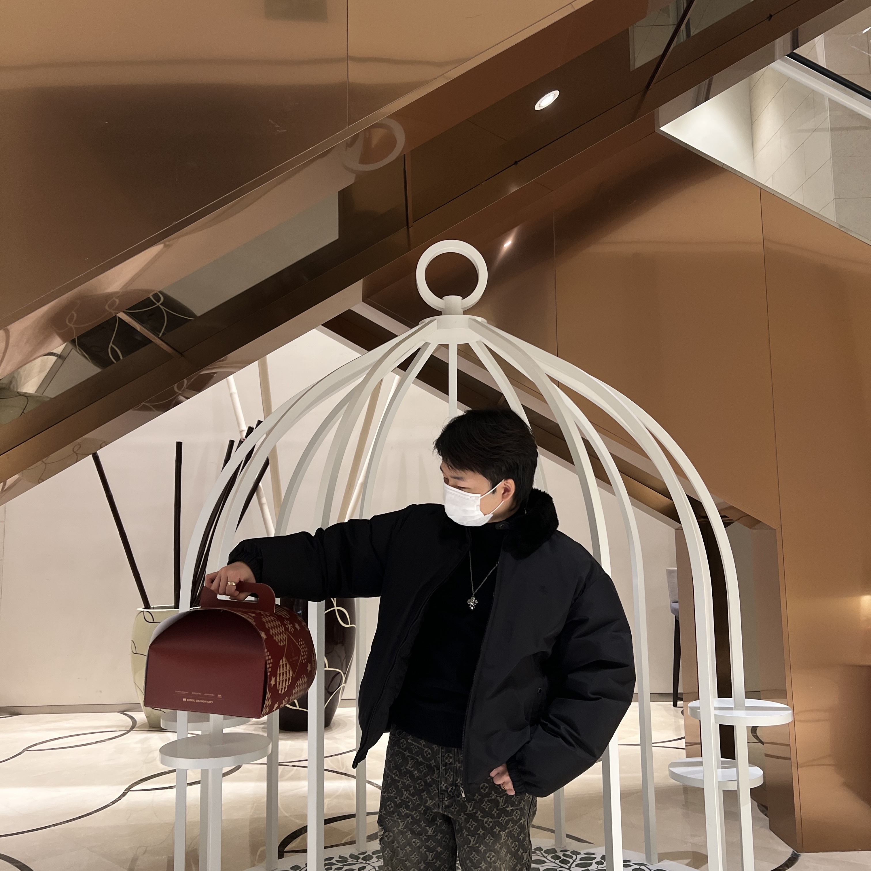 Supreme x Burberry Shearling Collar Down Puffer Jacket Black - 22SS, Louis Vuitton Baggy Denim Pants Black 착용 스타일 - 3