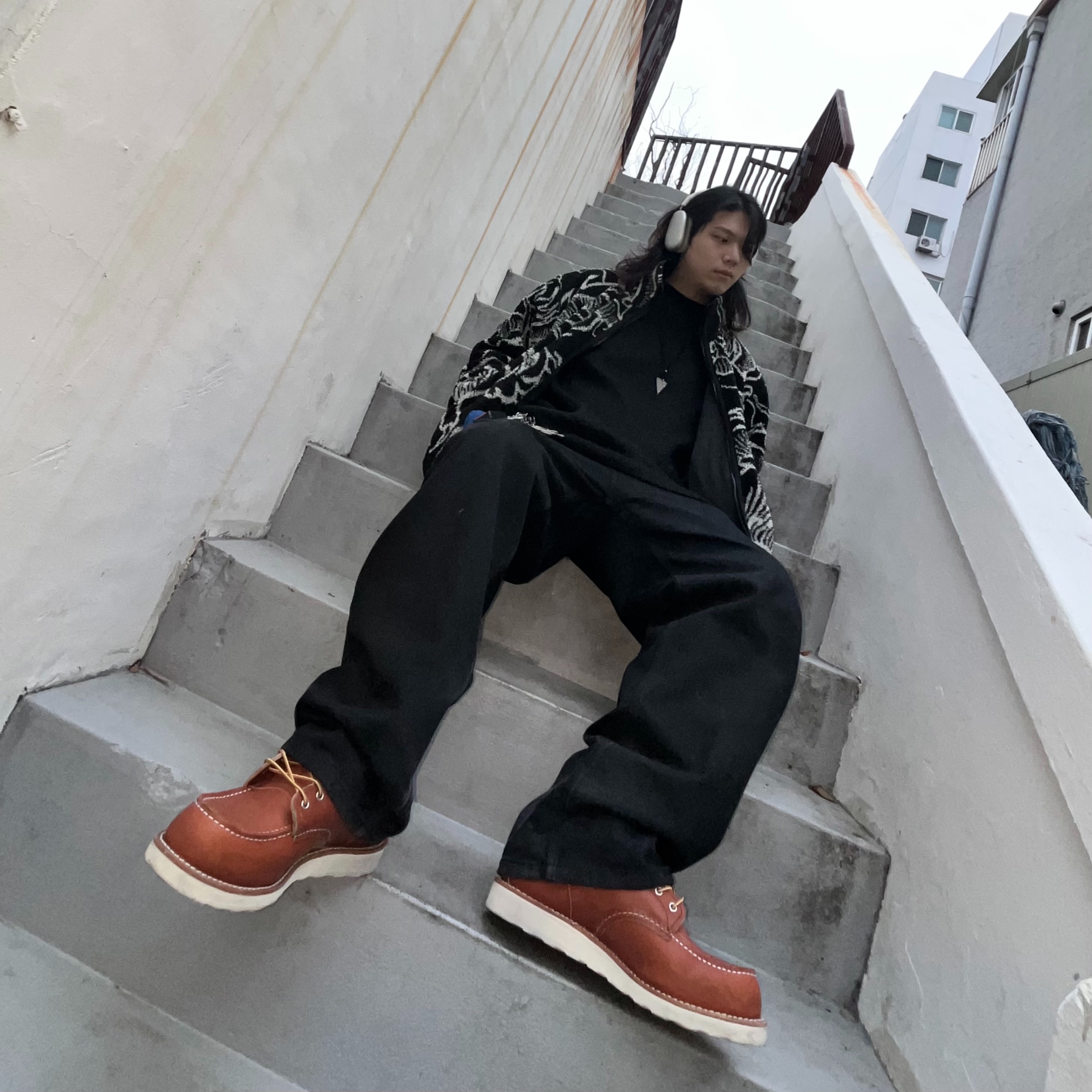 Stussy Dragon Sherpa Jacket Black 착용 스타일