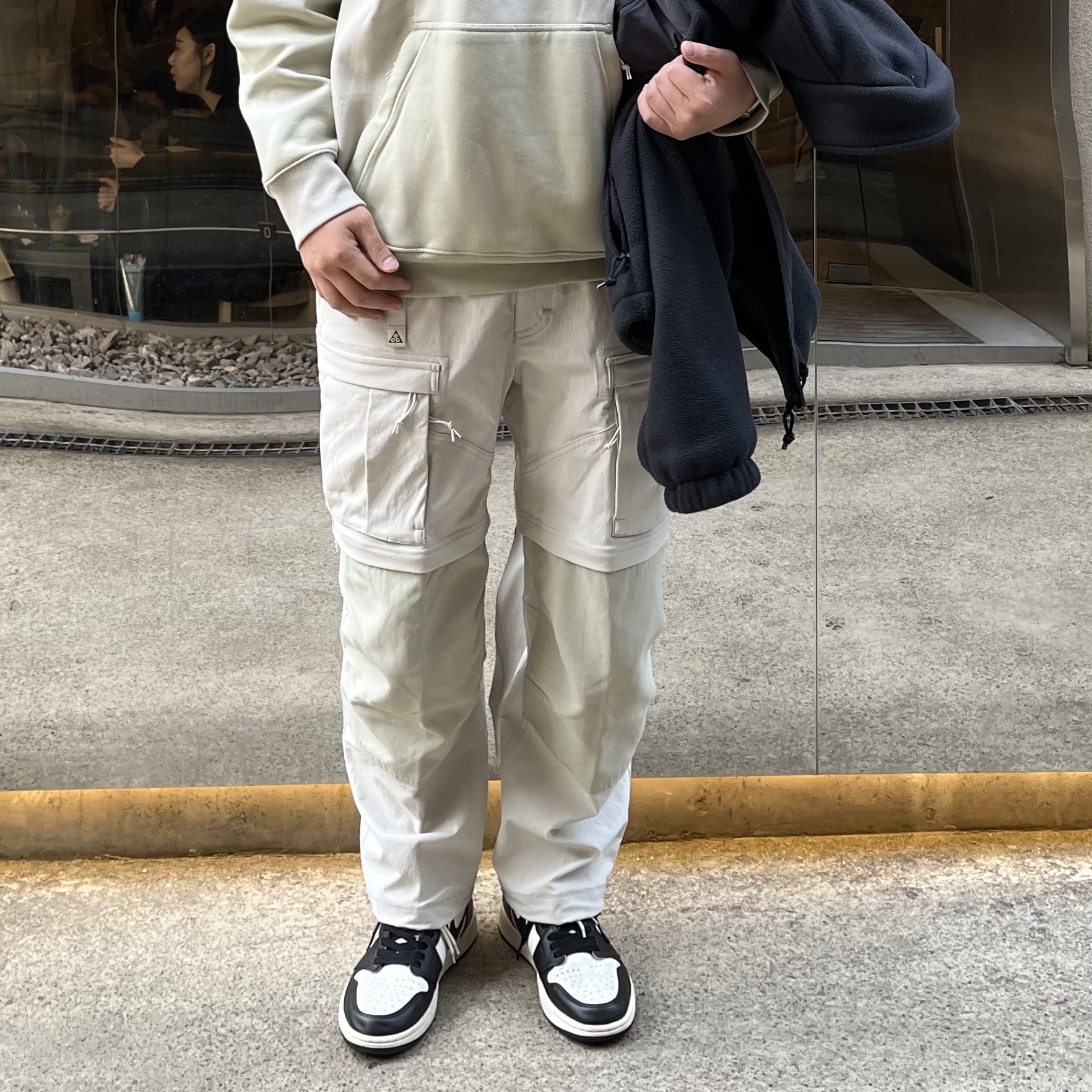 Nike ACG Smith Summit Cargo Pants Light Bone - Asia, Jordan 1 Retro High OG Black Mocha 착용 스타일