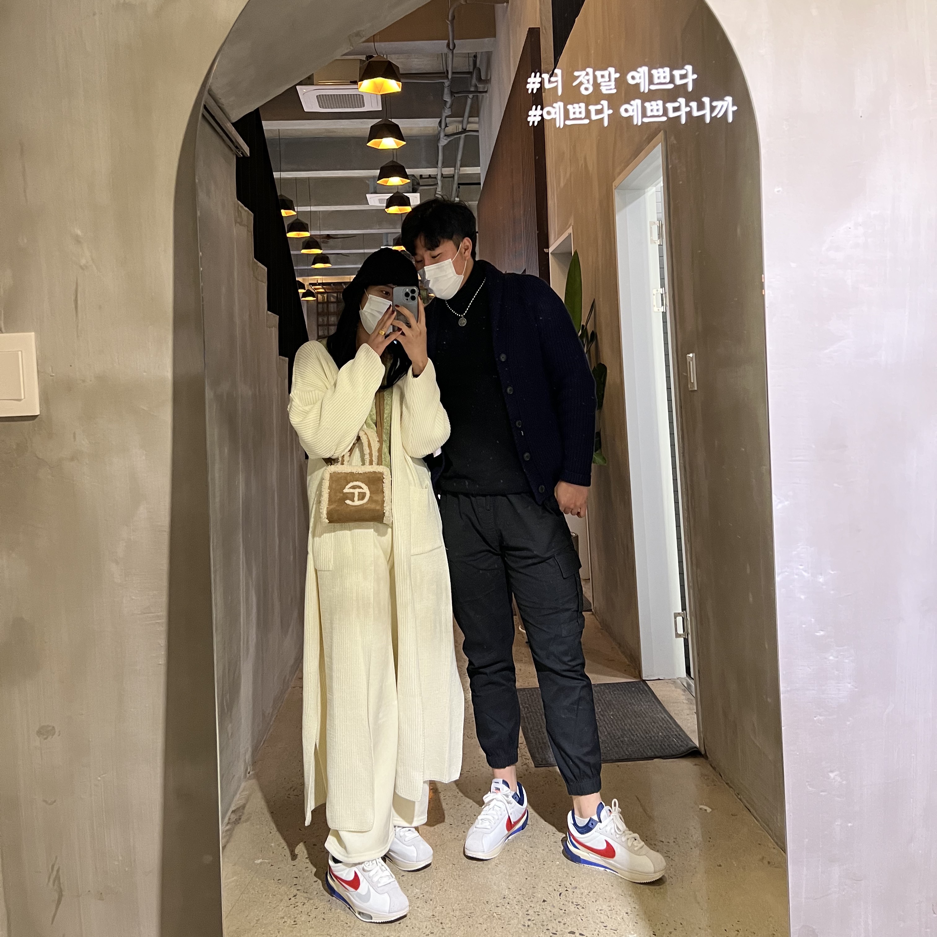 Nike x Sacai Zoom Cortez SP White and University Red, Telfar x UGG Small Shopping Bag Chestnut 착용 스타일 - 1