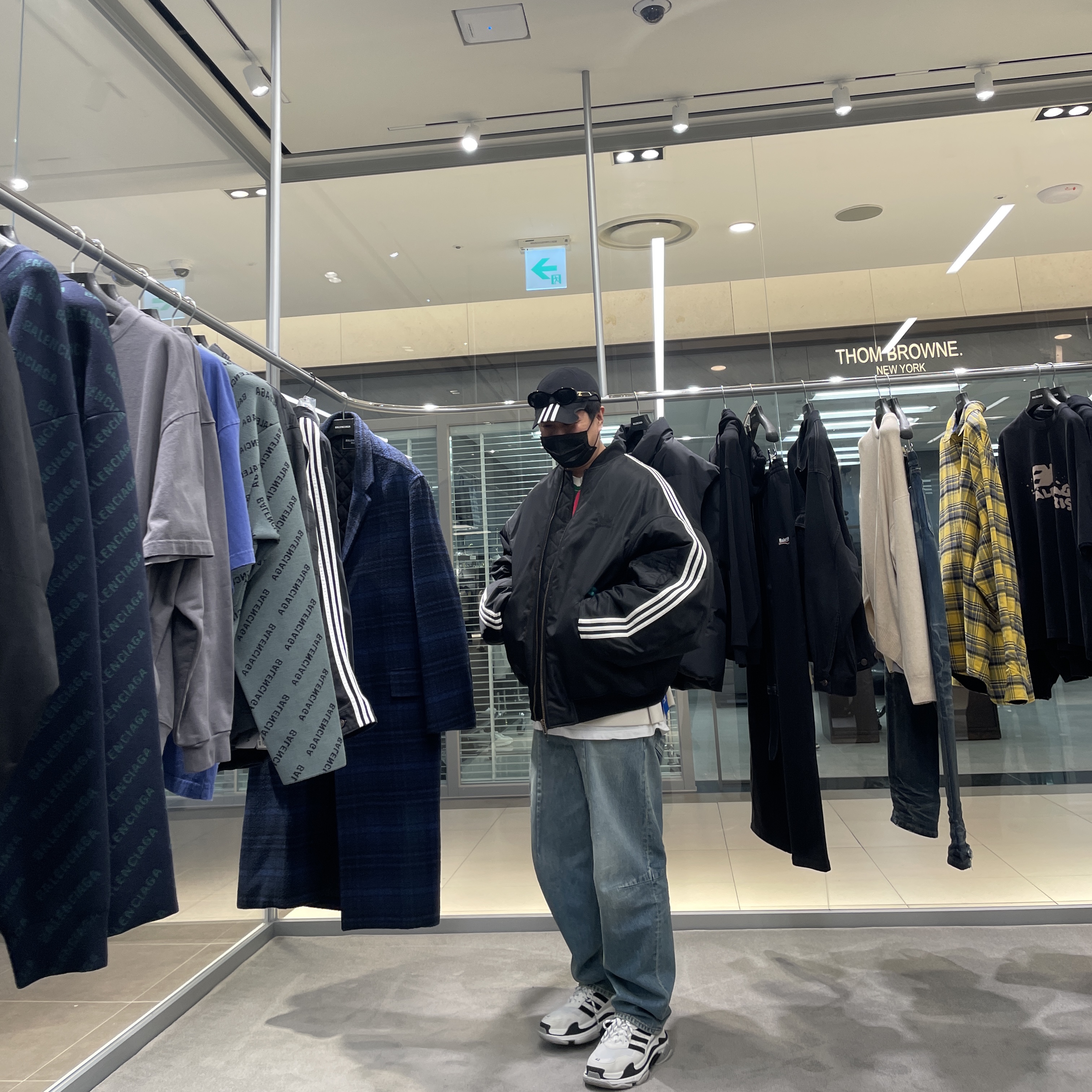 Balenciaga x Adidas Bomber Jacket Black 착용 스타일 - 3
