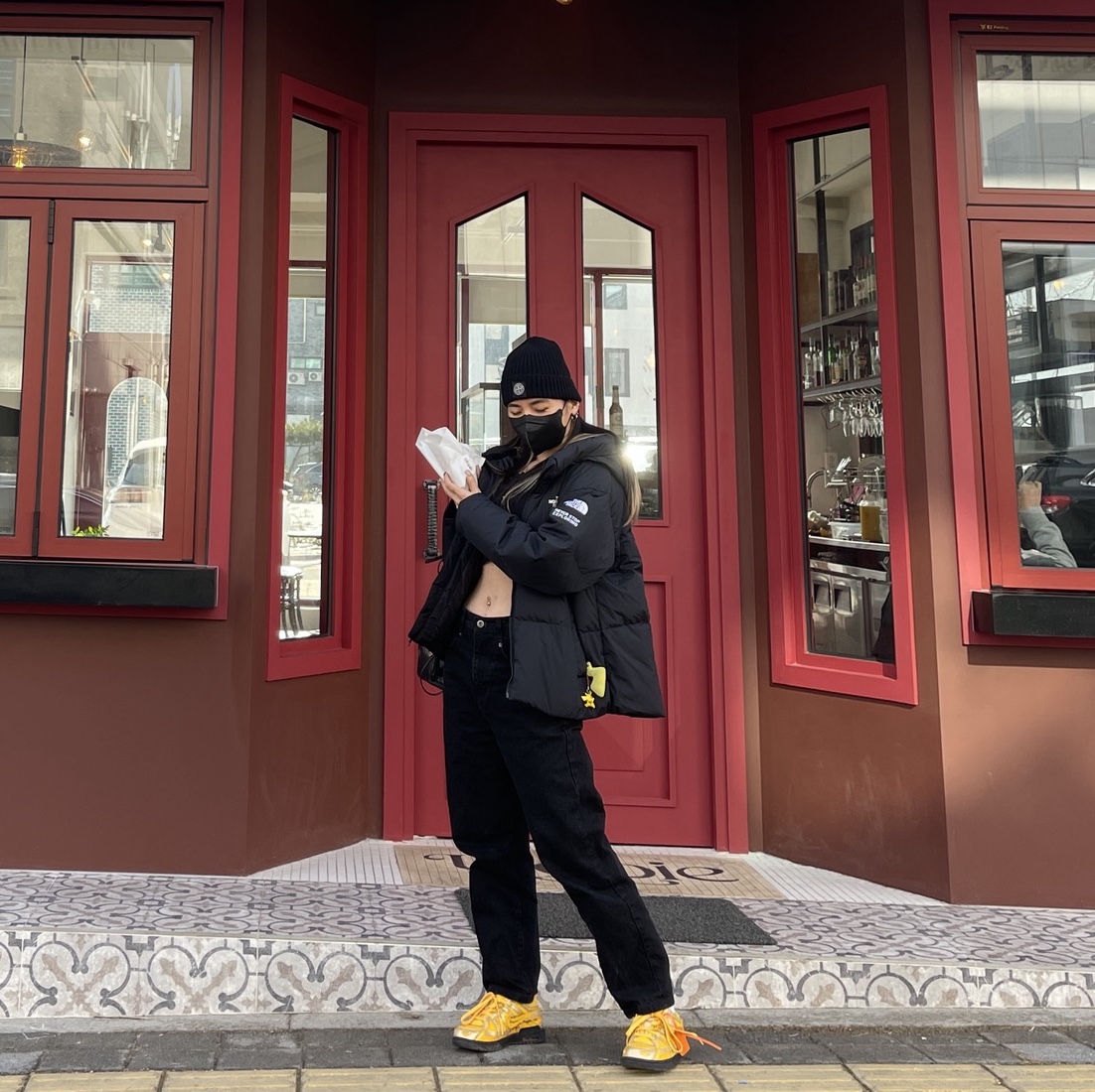 Stone Island N10B5 Beanie Black - 22FW, Nike x Off-White Air Rubber Dunk University Gold 착용 스타일 - 2