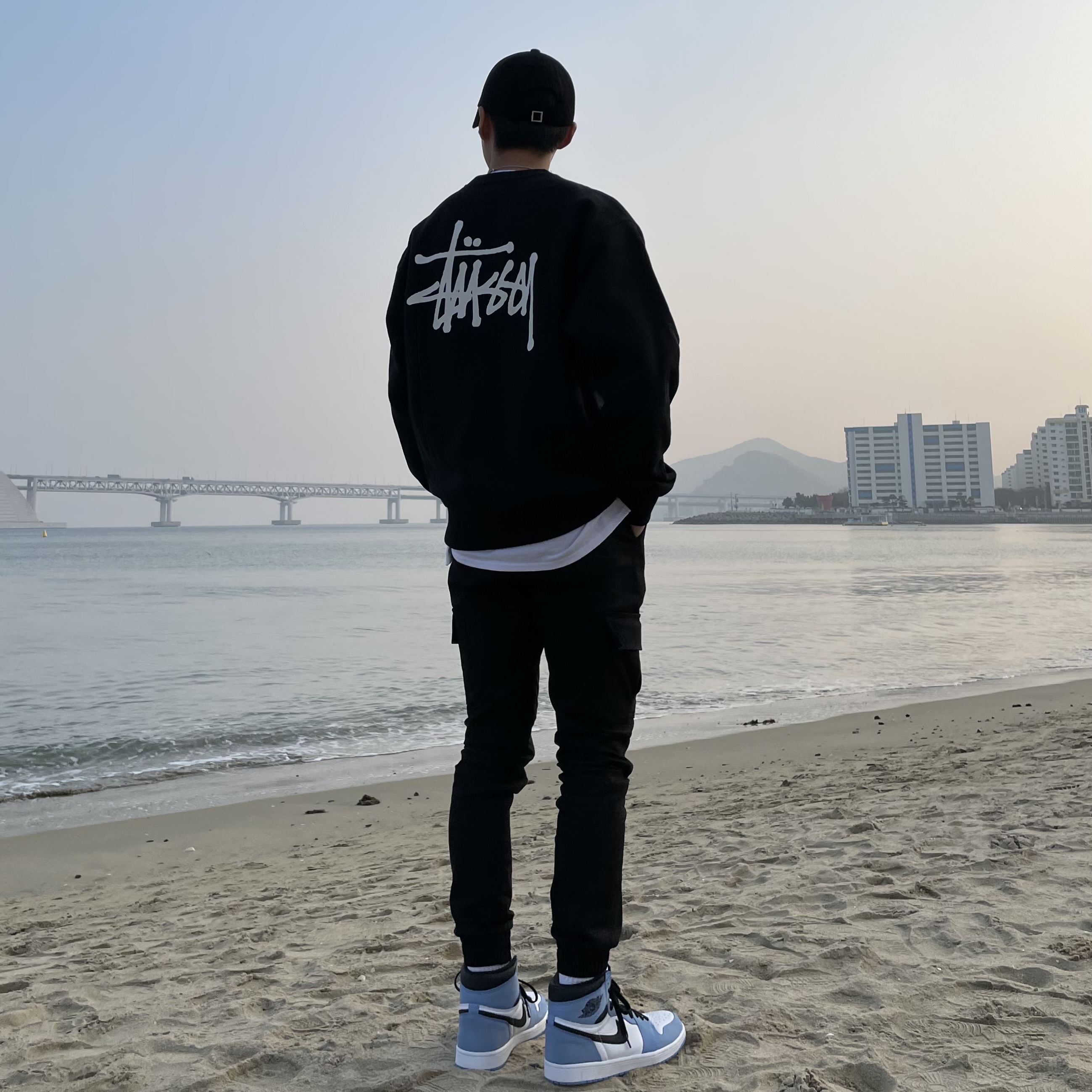 Stussy Basic Stussy Crew Black 2022, Wooyoungmi White Embroidered Logo Ball Cap Black 착용 스타일 - 3