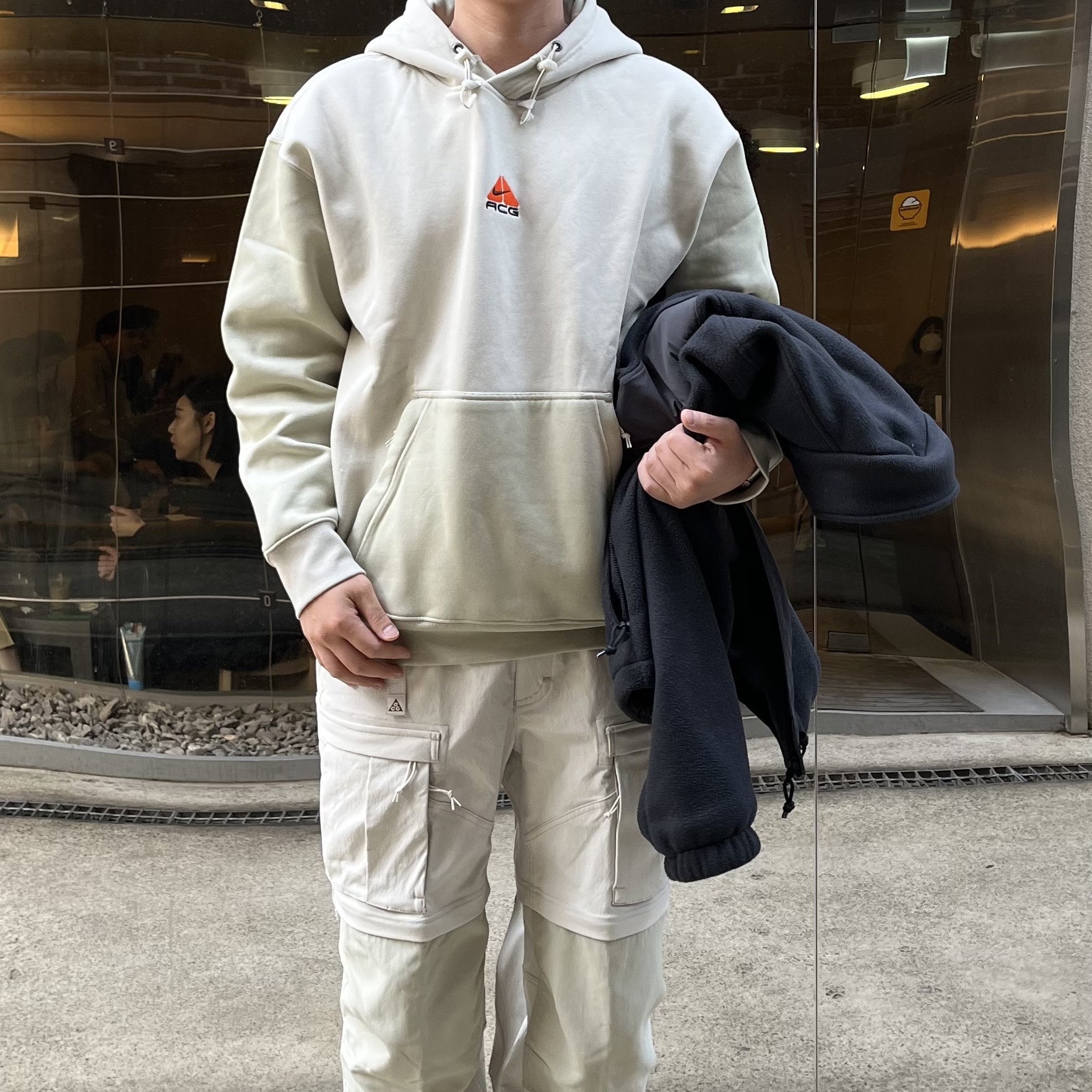 Nike ACG Therma-Fit Pullover Fleece Hoodie Light Bone - Asia, Nike ACG Smith Summit Cargo Pants Light Bone - Asia 착용 스타일