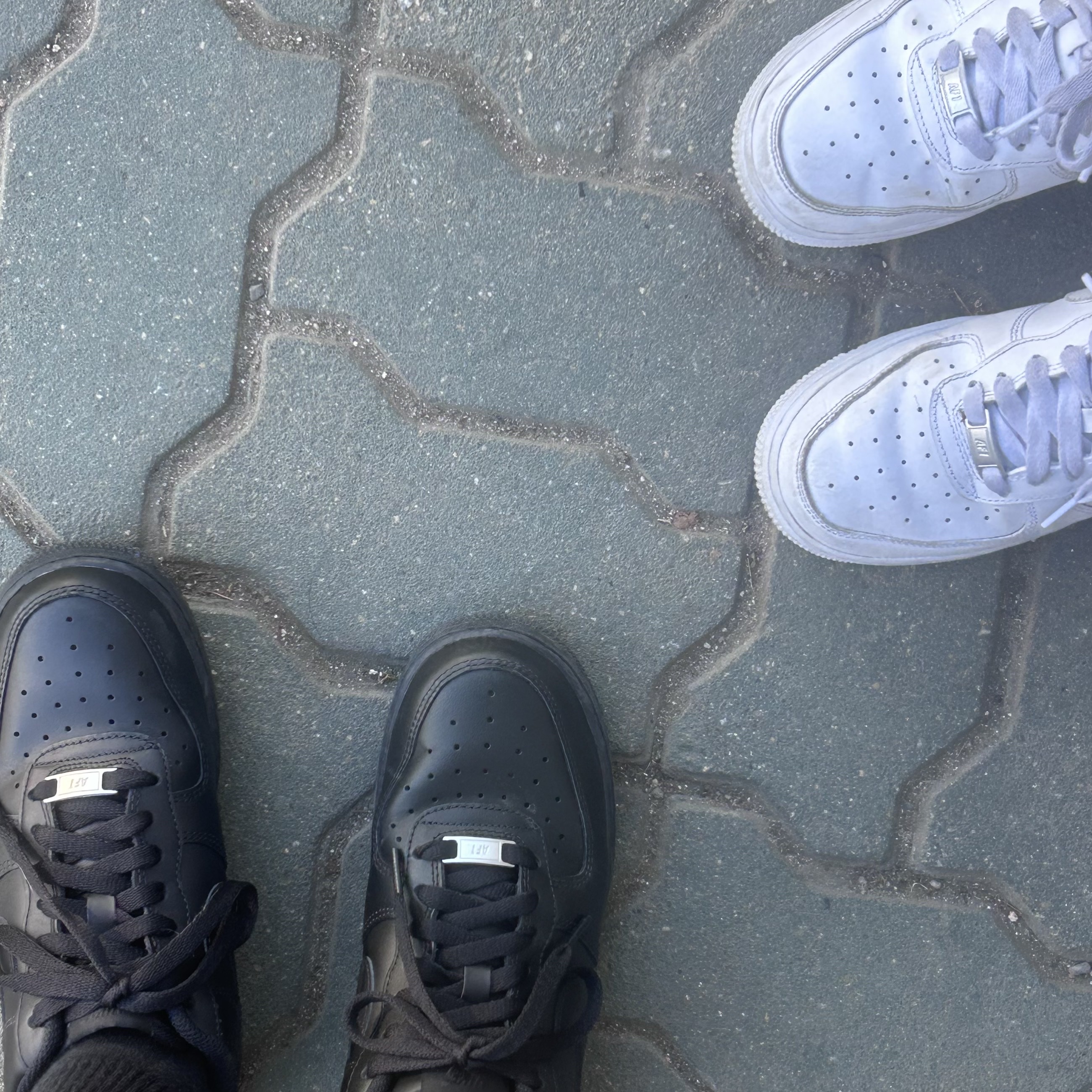Nike Air Force 1 '07 Low Triple Black, Nike Air Force 1 '07 Low White 착용 스타일