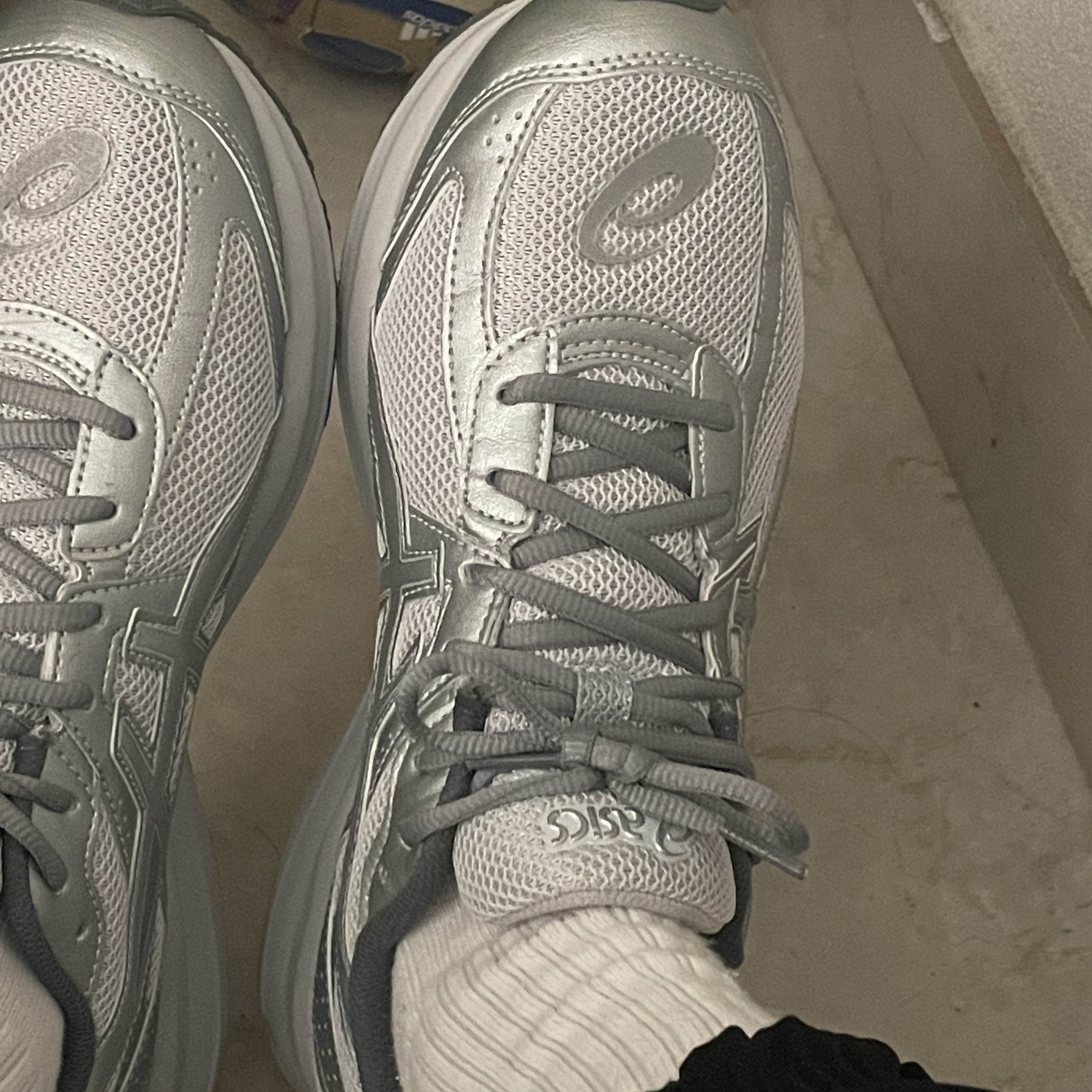 Asics Jog 100 S SMU Glacier Grey Pure Silver - 2E Wide 착용 스타일