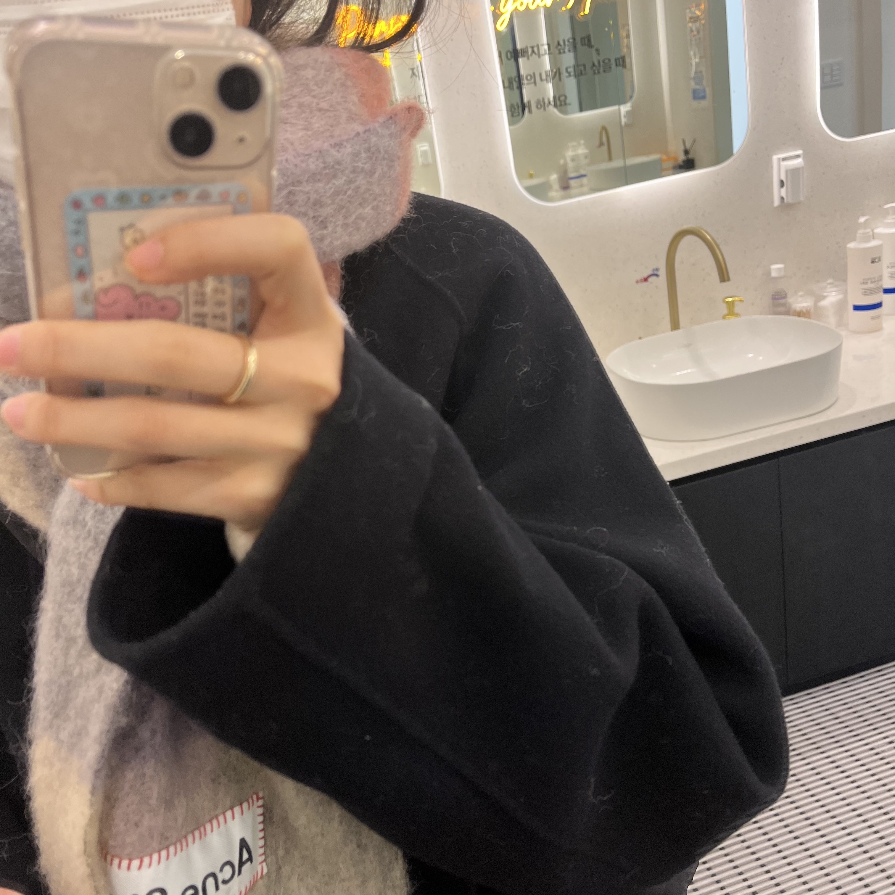 Acne Studios Mohair Check Muffler Fuchsia Lilac Pink 착용 스타일 - 3