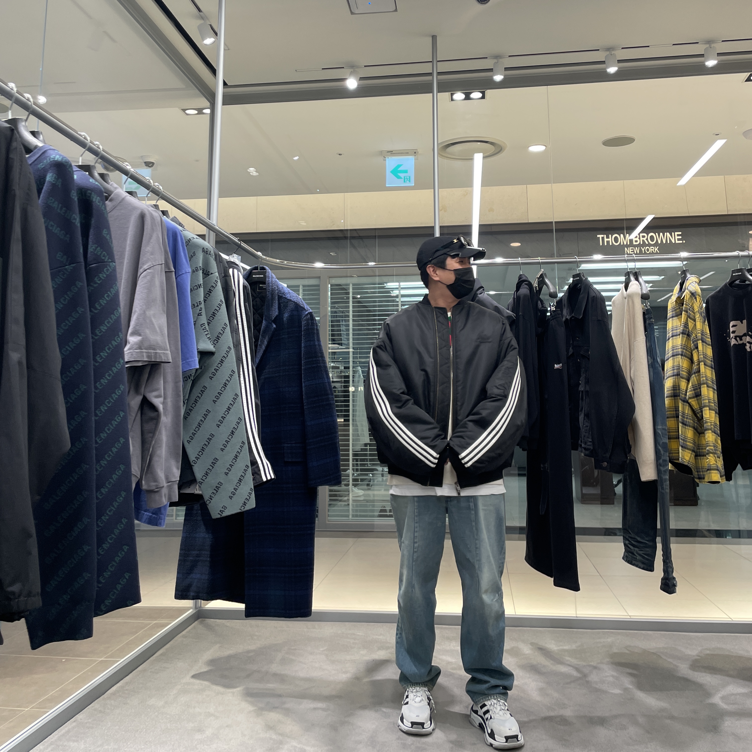 Balenciaga x Adidas Bomber Jacket Black 착용 스타일 - 1