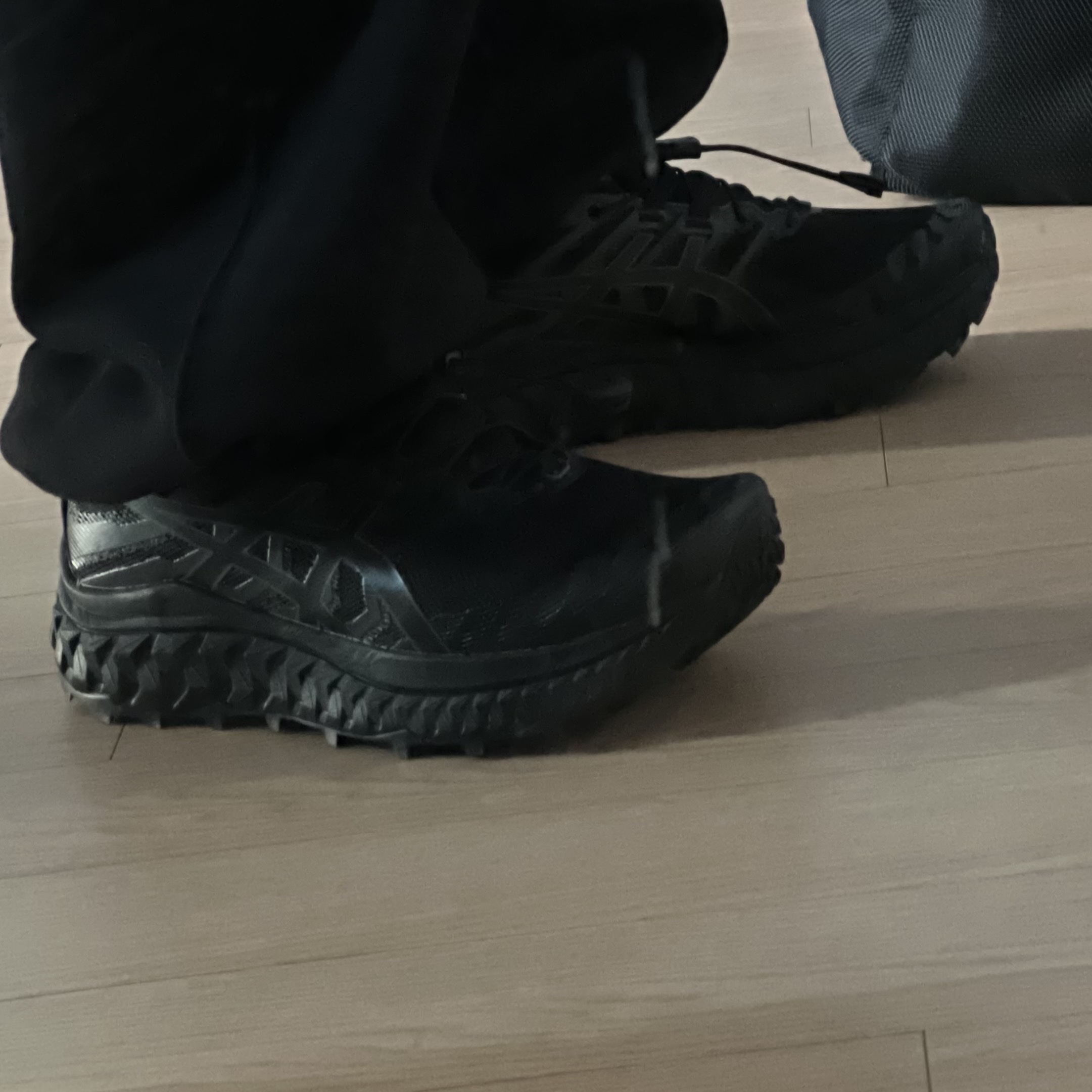 Asics Trabuco Max Black 착용 스타일 - 1