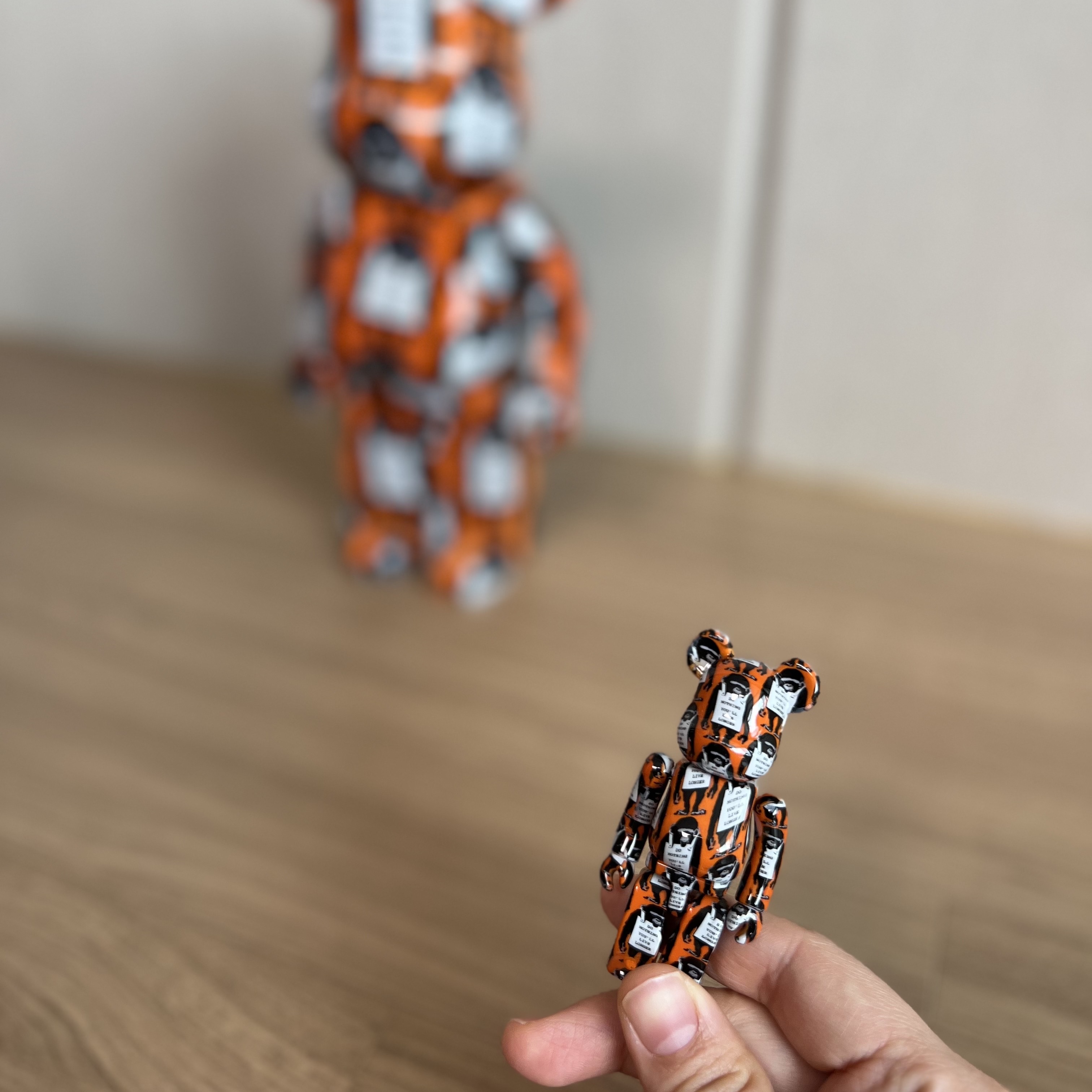 Bearbrick Monkey Sign Orange 100% & 400% Set 착용 스타일