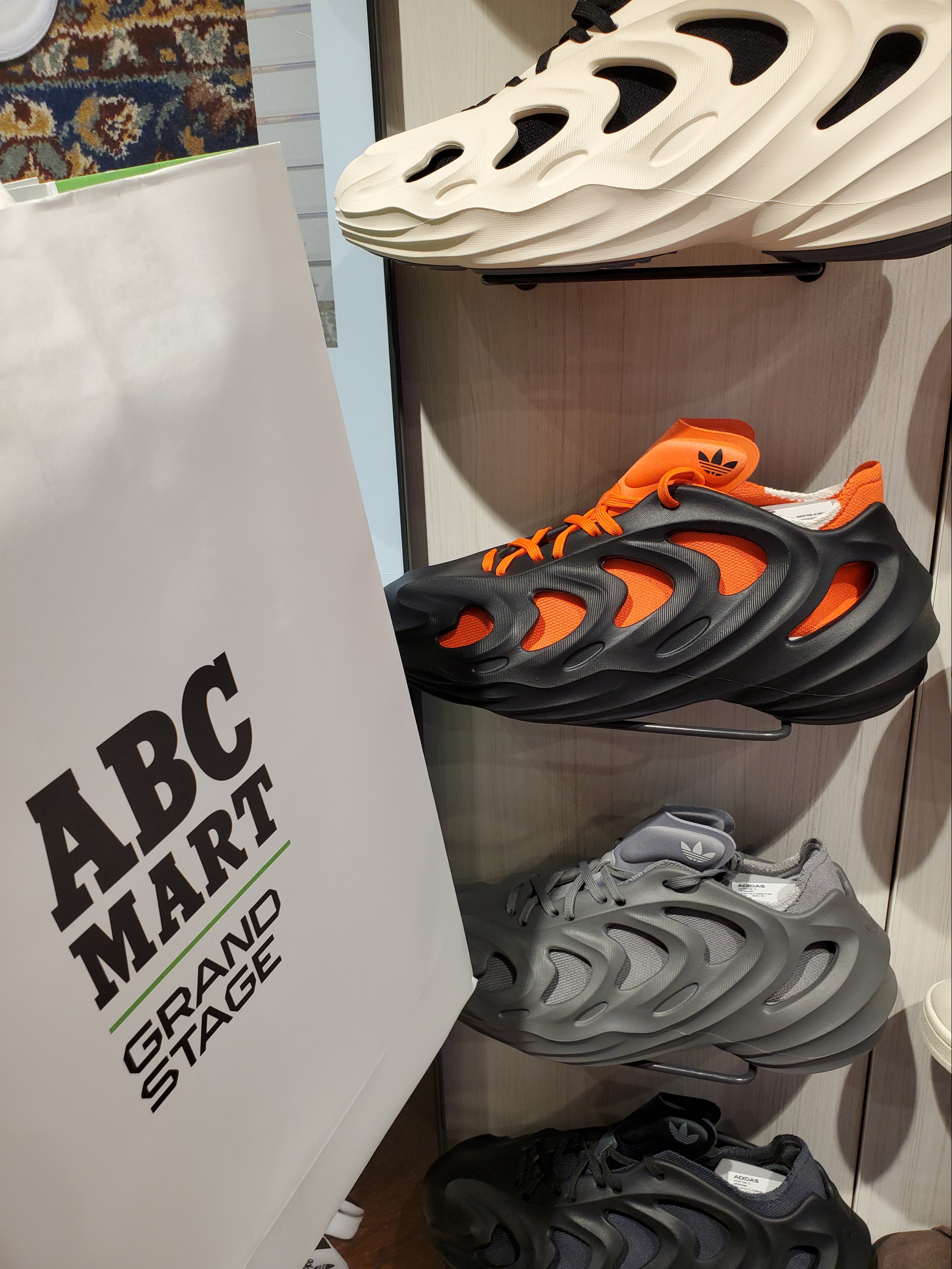 Adidas Adifom Q Grey, Adidas Adifom Q Core Black Imperial Orange 착용 스타일 - 2