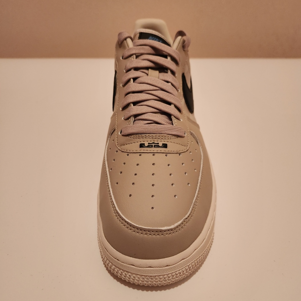Nike Air Force 1 '07 QS LBJ 착용 스타일 - 4