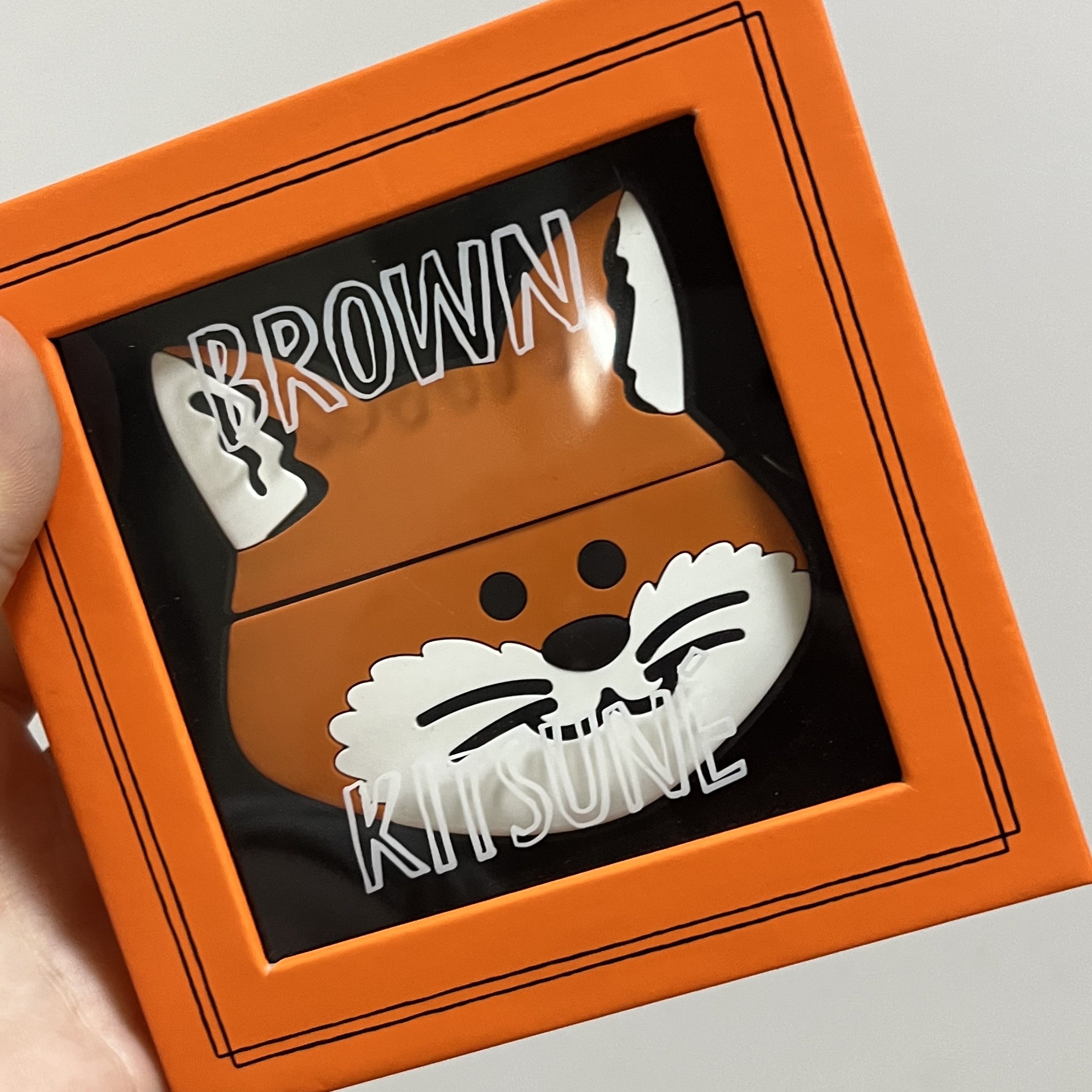 Maison Kitsune x Line Friends Kitsune AirPods Pro Case, Ader Error x Zara Shoulder Bag Black 착용 스타일 - 1
