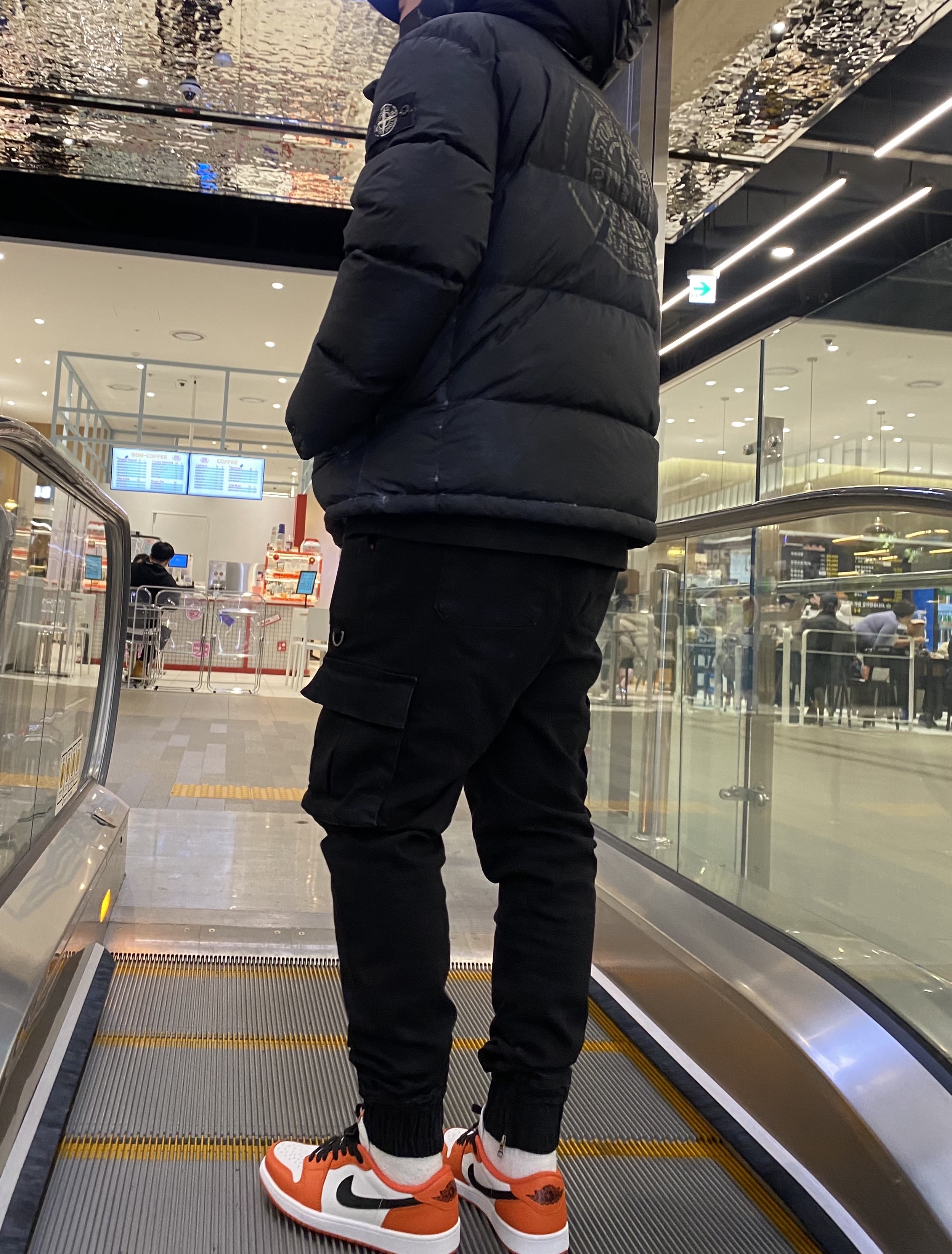 Supreme x Stone Island Painted Camo Crinkle Down Jacket Black - 20FW, Jordan 1 Low OG Starfish 착용 스타일 - 3