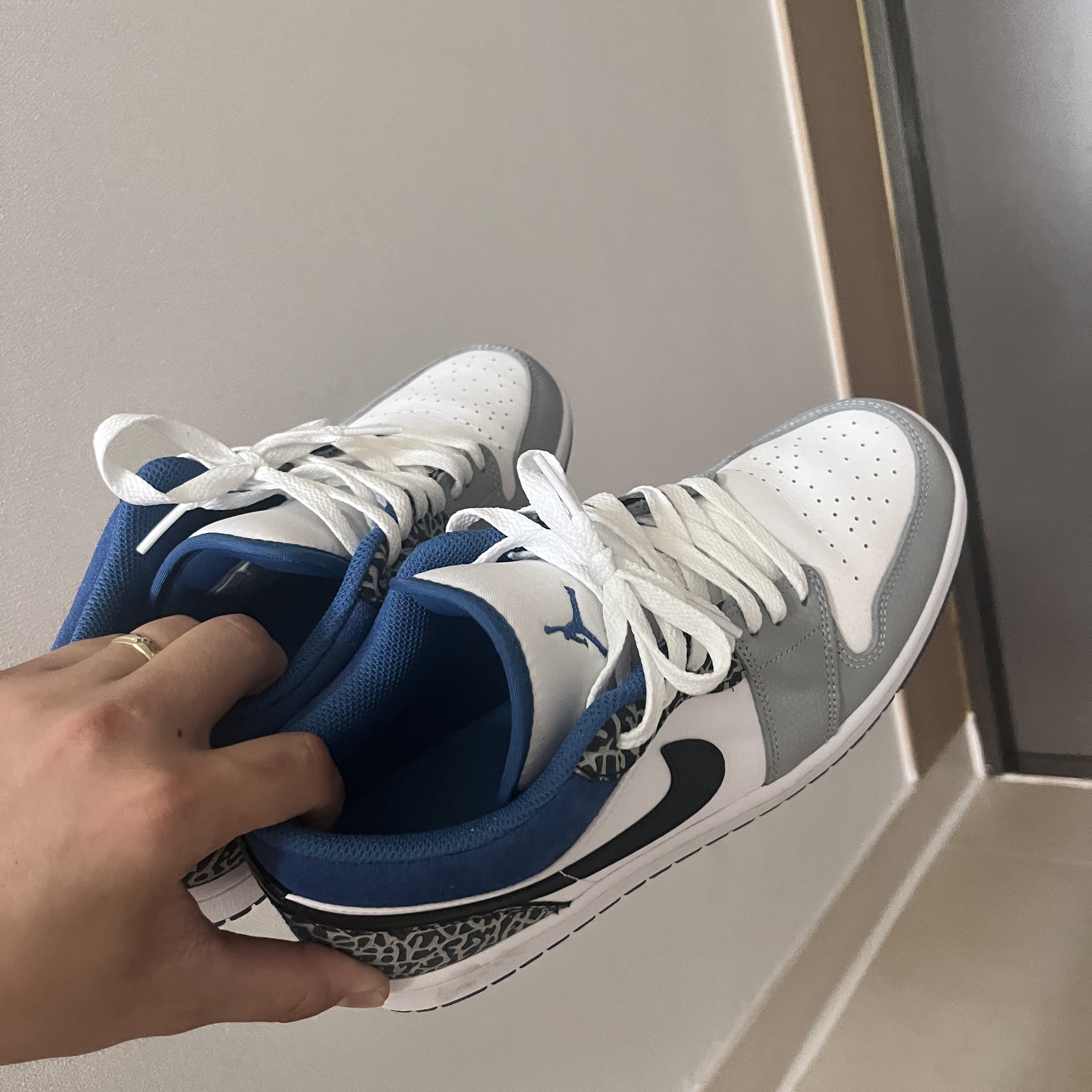 Jordan 1 Low SE White Cement Grey Blue 착용 스타일 - 3