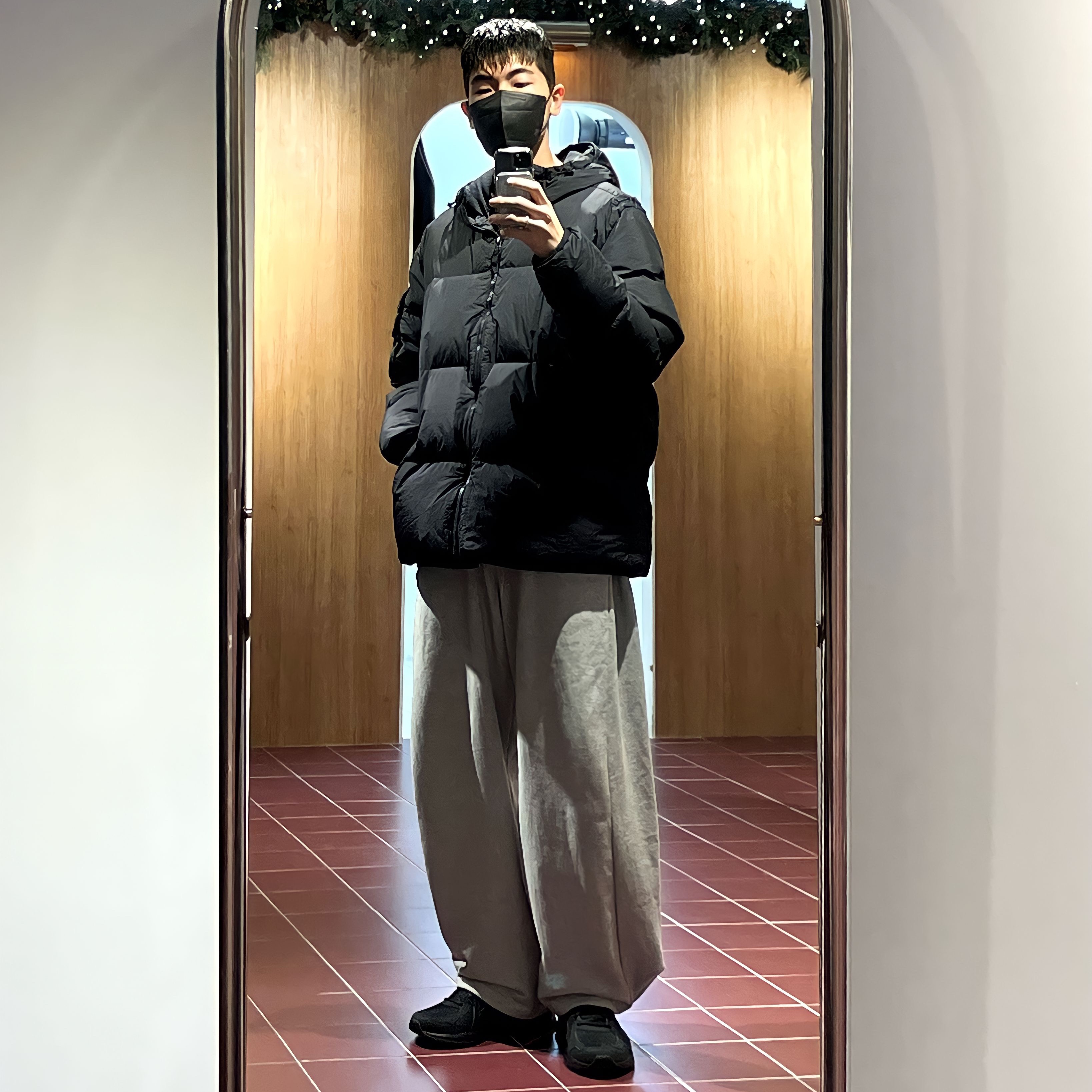 Stone Island 40223 Garment Dyed Crinkle Reps Down Jacket Black - 22FW, Asics Jog 100 2 Black 착용 스타일 - 1