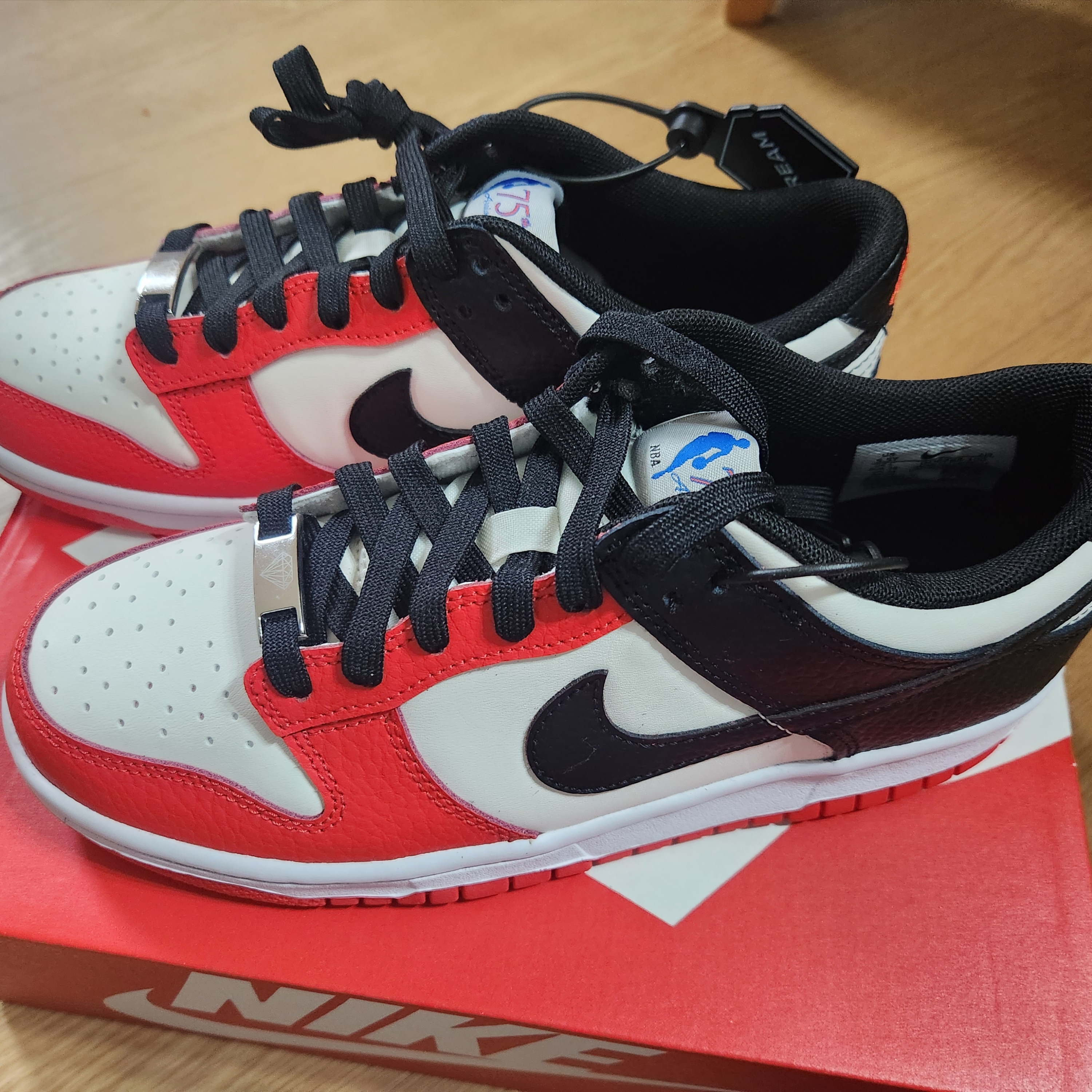 (GS) Nike x NBA Dunk Low Black and Chile Red 착용 스타일