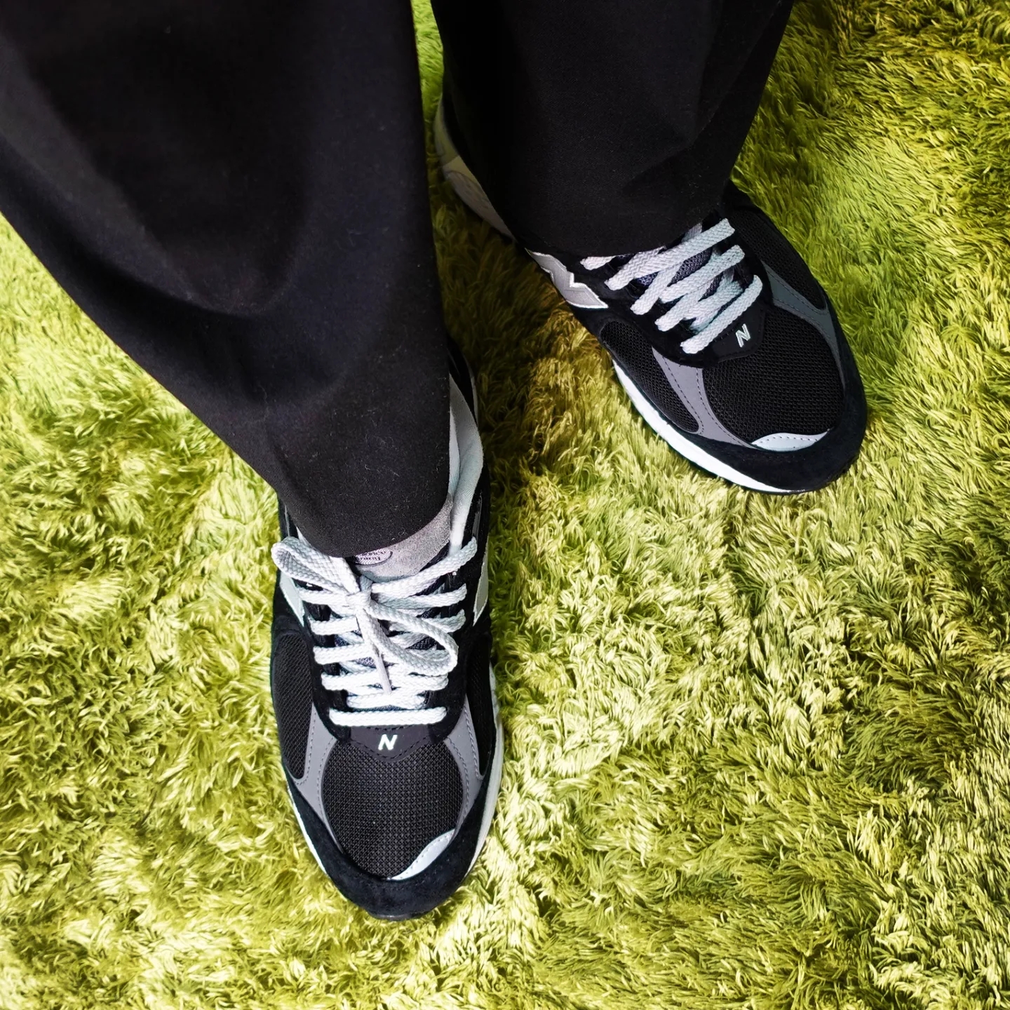 New Balance 2002R Gore-Tex Black Silver Metalic 착용 스타일 - 2