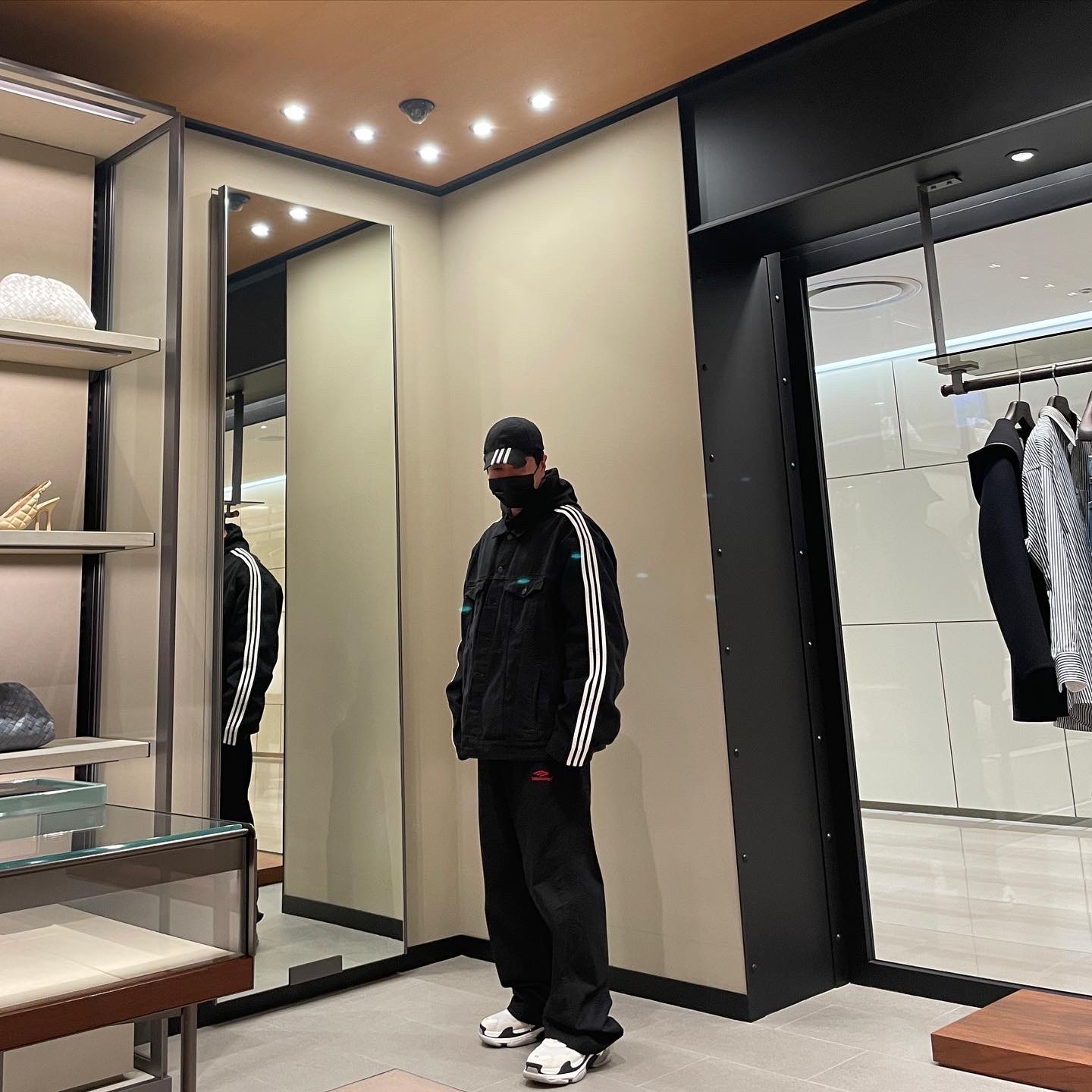 Balenciaga x Adidas Oversized Jacket Black, Balenciaga x Adidas Cap Black 착용 스타일 - 1