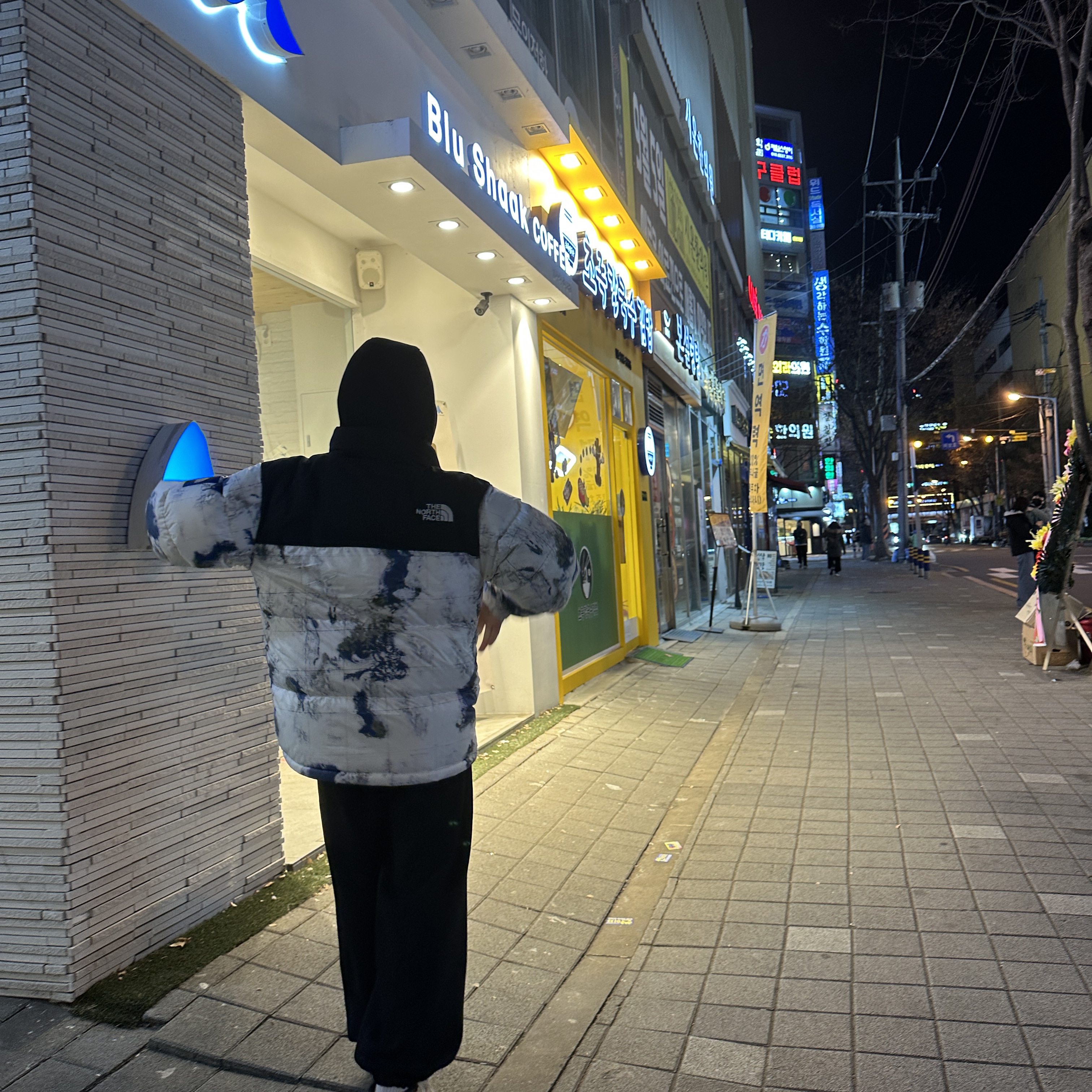 The North Face White Label Novelty Nuptse Down Jacket P White Sand, Jordan 1 Mid Bred Banned 2020 착용 스타일 - 2