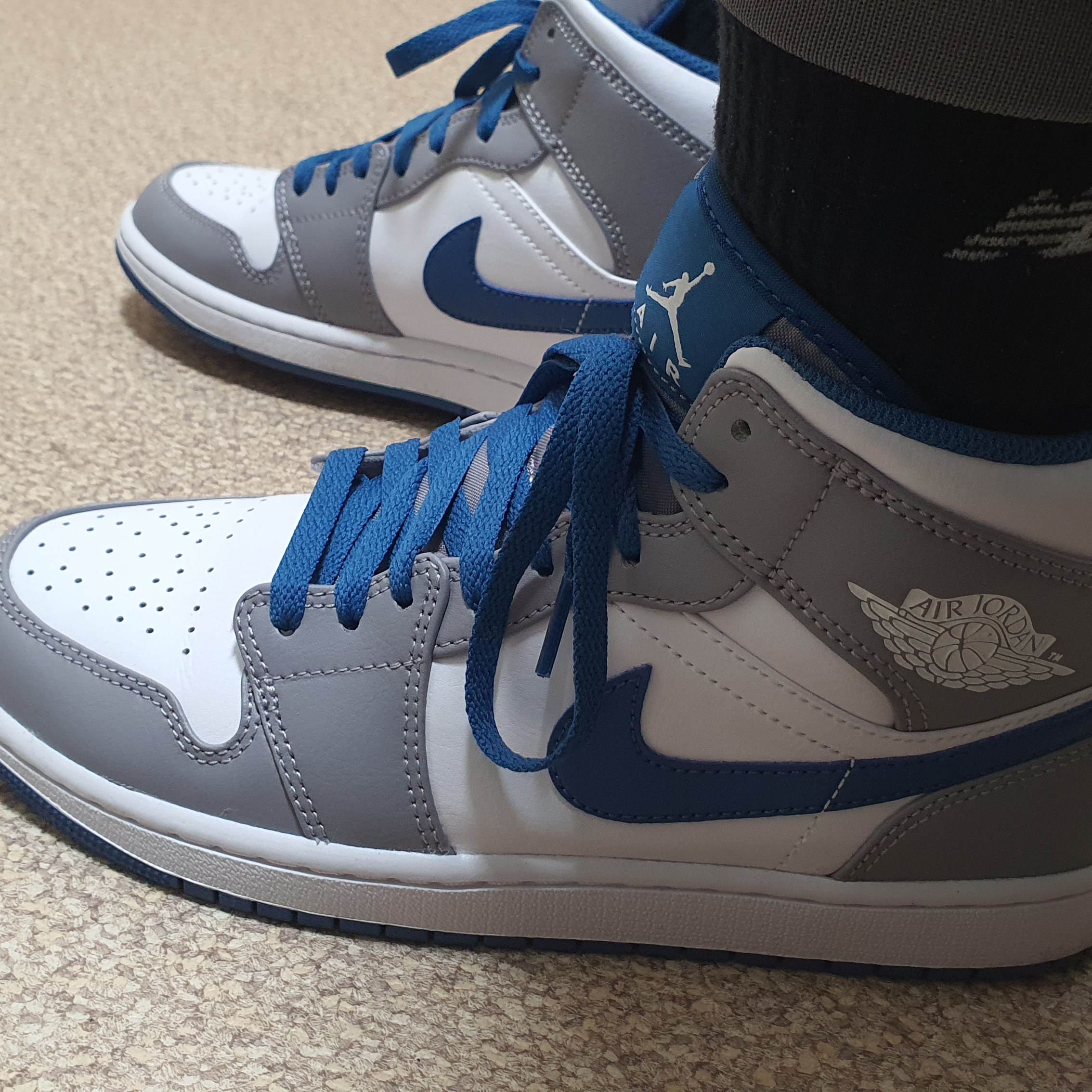 Jordan 1 Mid Cement Grey True Blue 착용 스타일 - 2