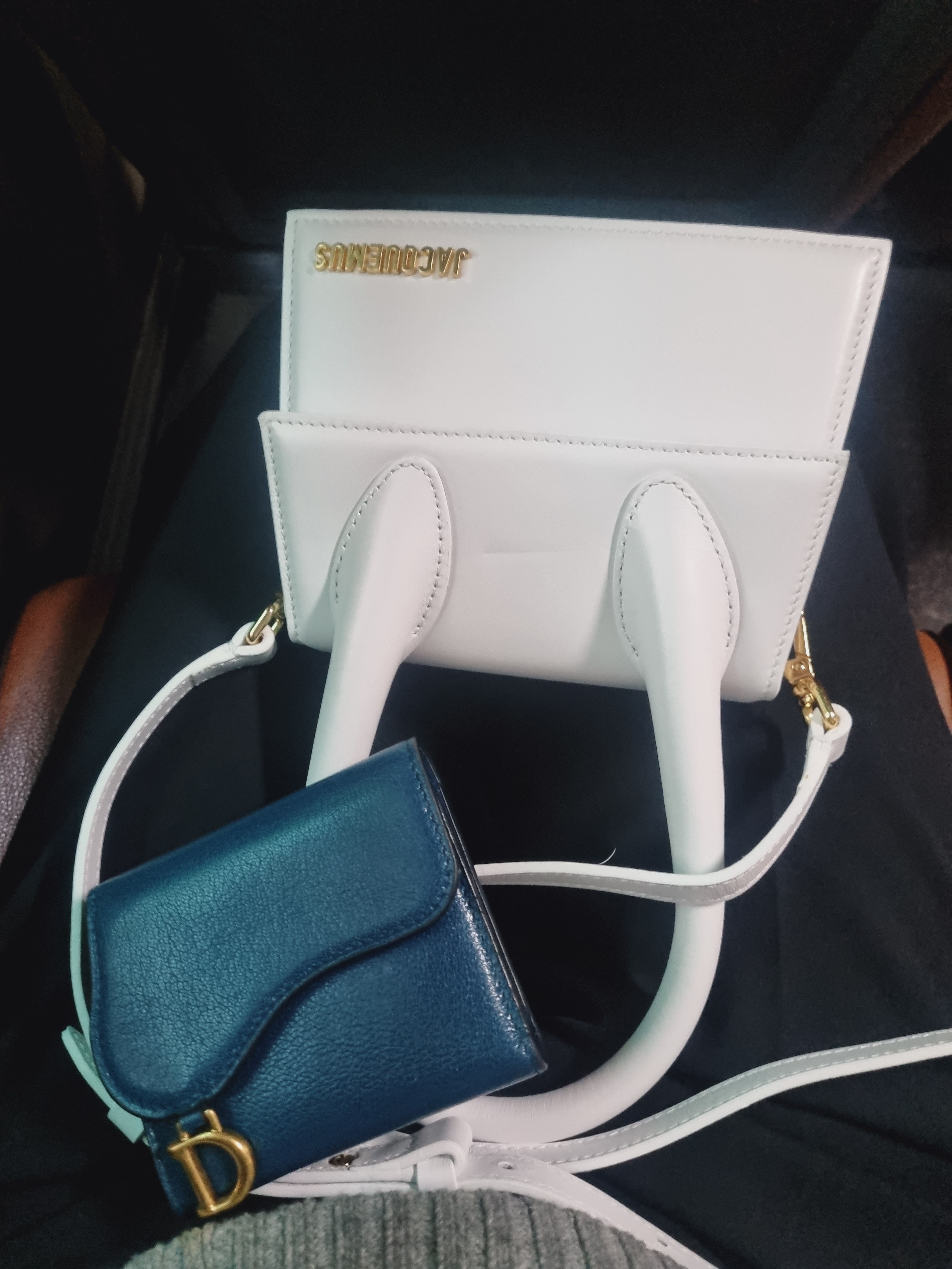 Jacquemus Le Chiquito Moyen Leather Handbag White, (W) Jordan 1 Retro High OG Varsity Red 착용 스타일 - 2