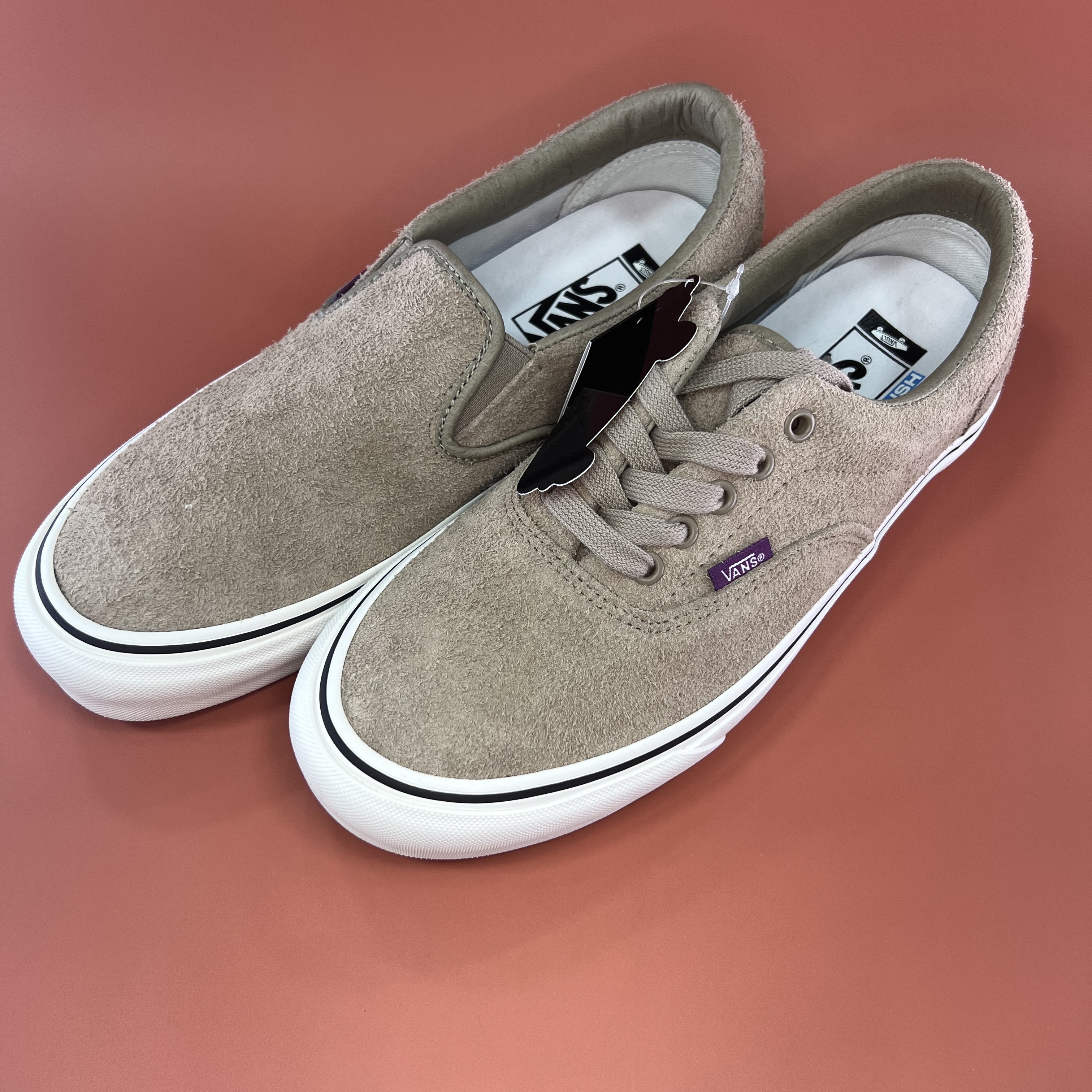 Vans Vault x Needles Slip Era VLT LX Suede Taupe 착용 스타일 - 1