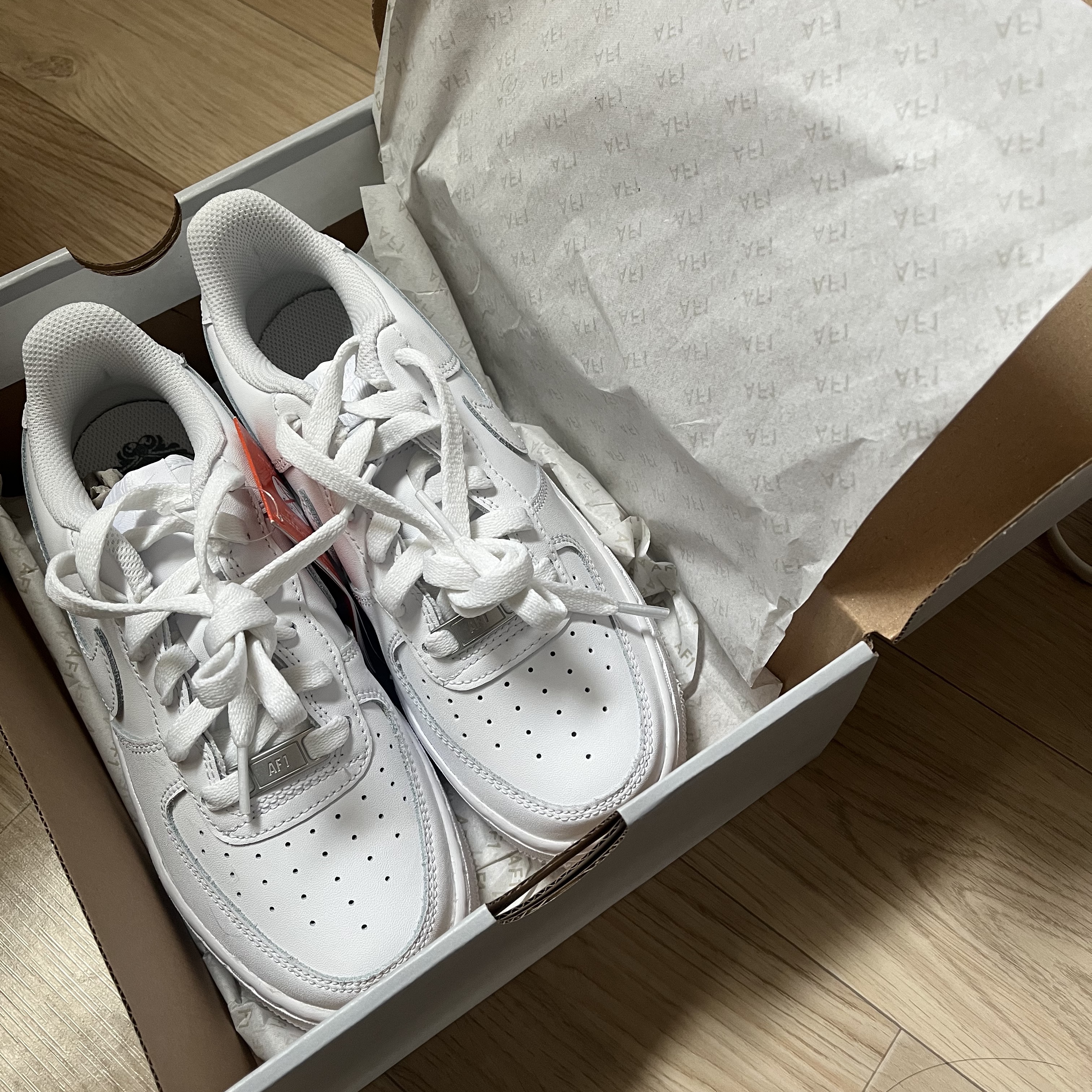 Nike Air Force 1 '07 Low White, (W) Nike Air Force 1 '07 Low White 착용 스타일 - 1