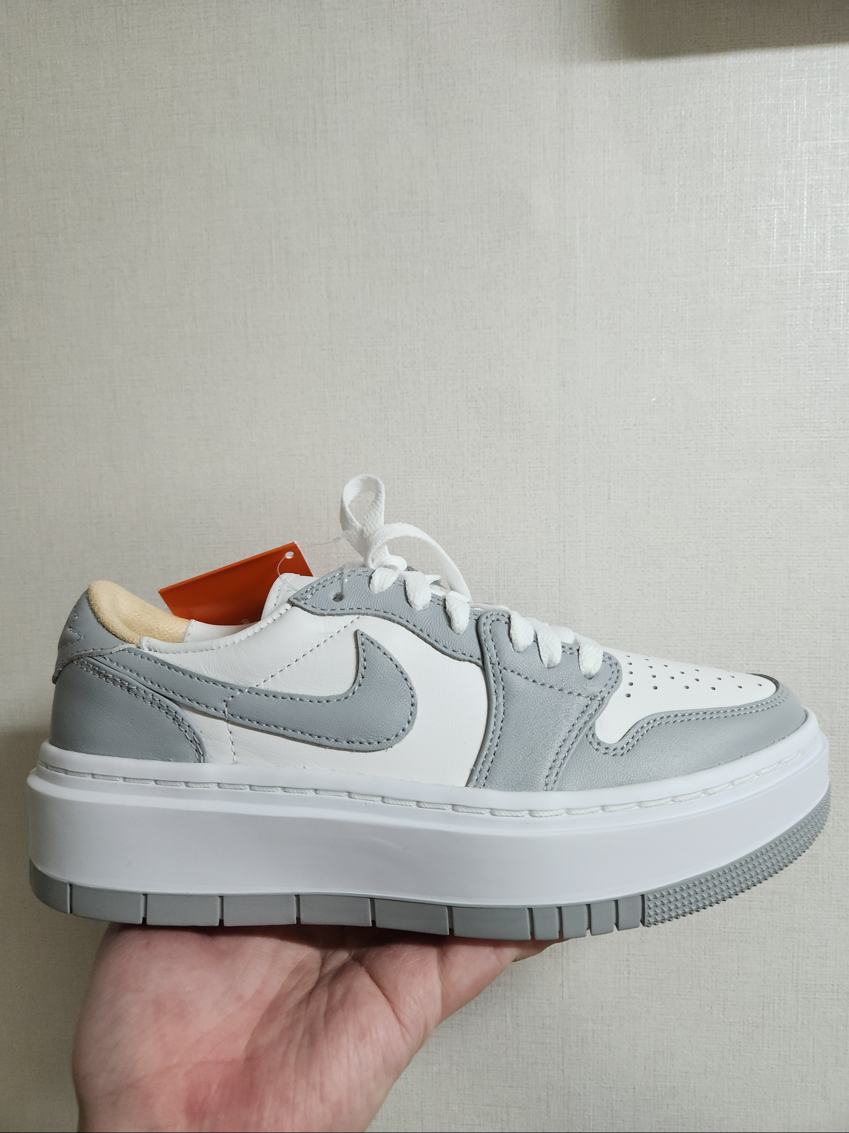 (W) Jordan 1 Elevate Low White and Wolf Grey 착용 스타일 - 1