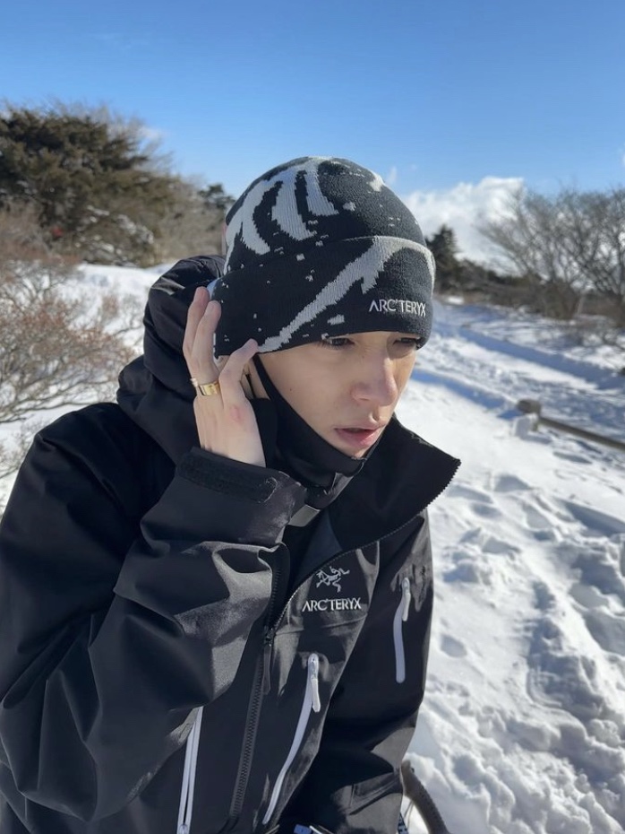 Arc'teryx Grotto Toque Orca, Arc'teryx Alpha SV Jacket Orca 착용 스타일 - 2