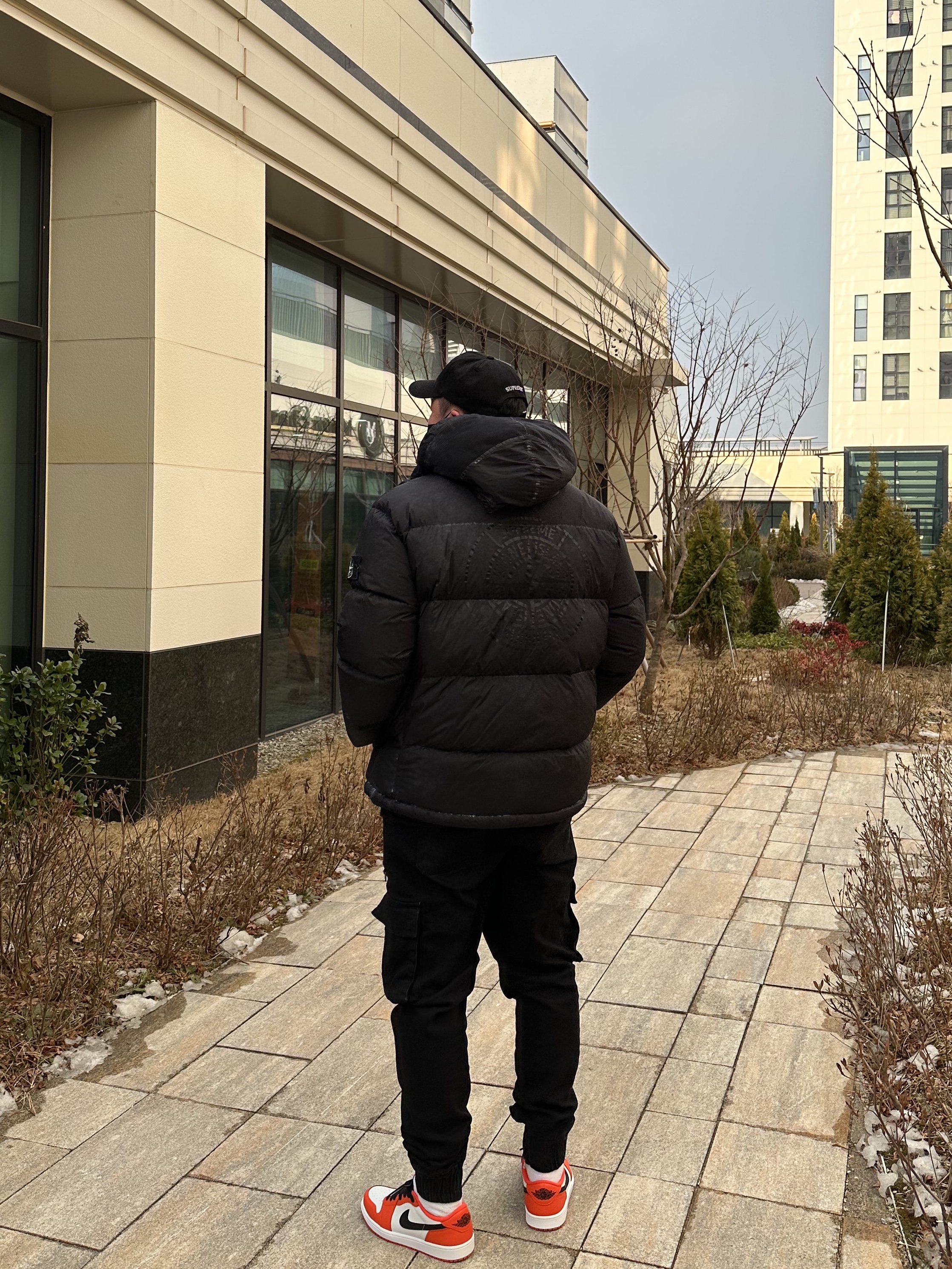 Supreme x Stone Island Painted Camo Crinkle Down Jacket Black - 20FW, Jordan 1 Low OG Starfish 착용 스타일 - 4