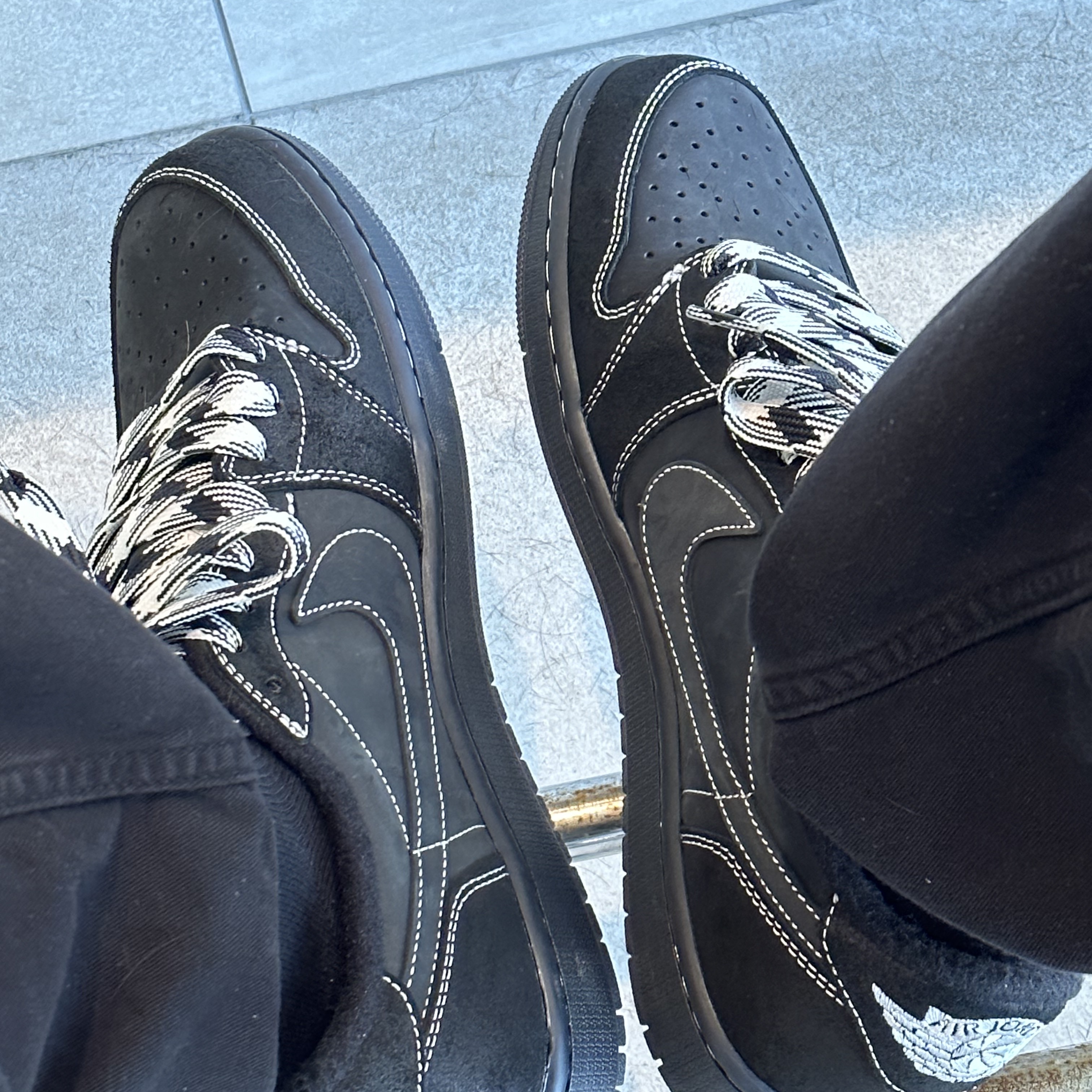 Jordan 1 x Travis Scott Retro Low OG SP Black Phantom 착용 스타일 - 3