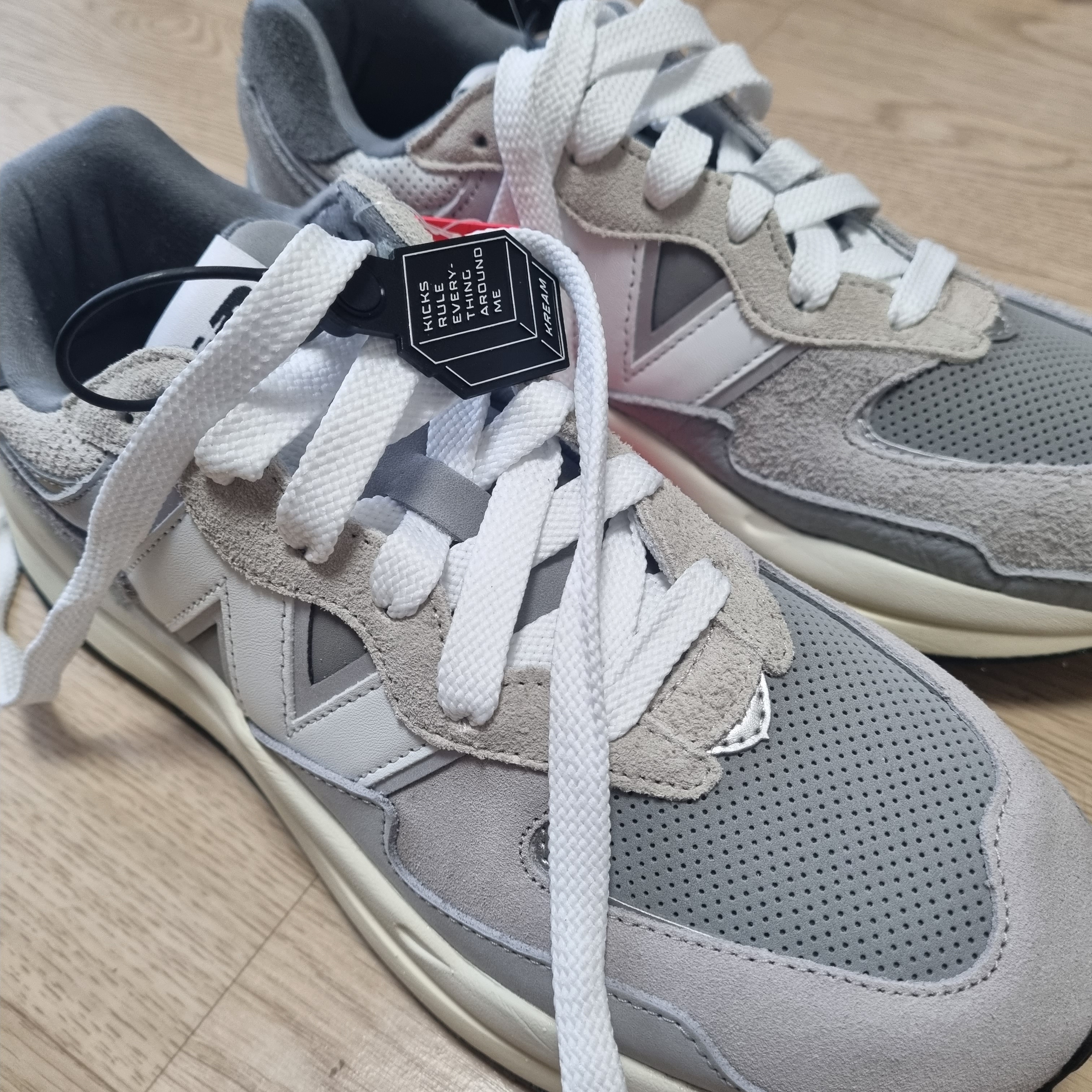 New Balance 5740 Grey 착용 스타일 - 1