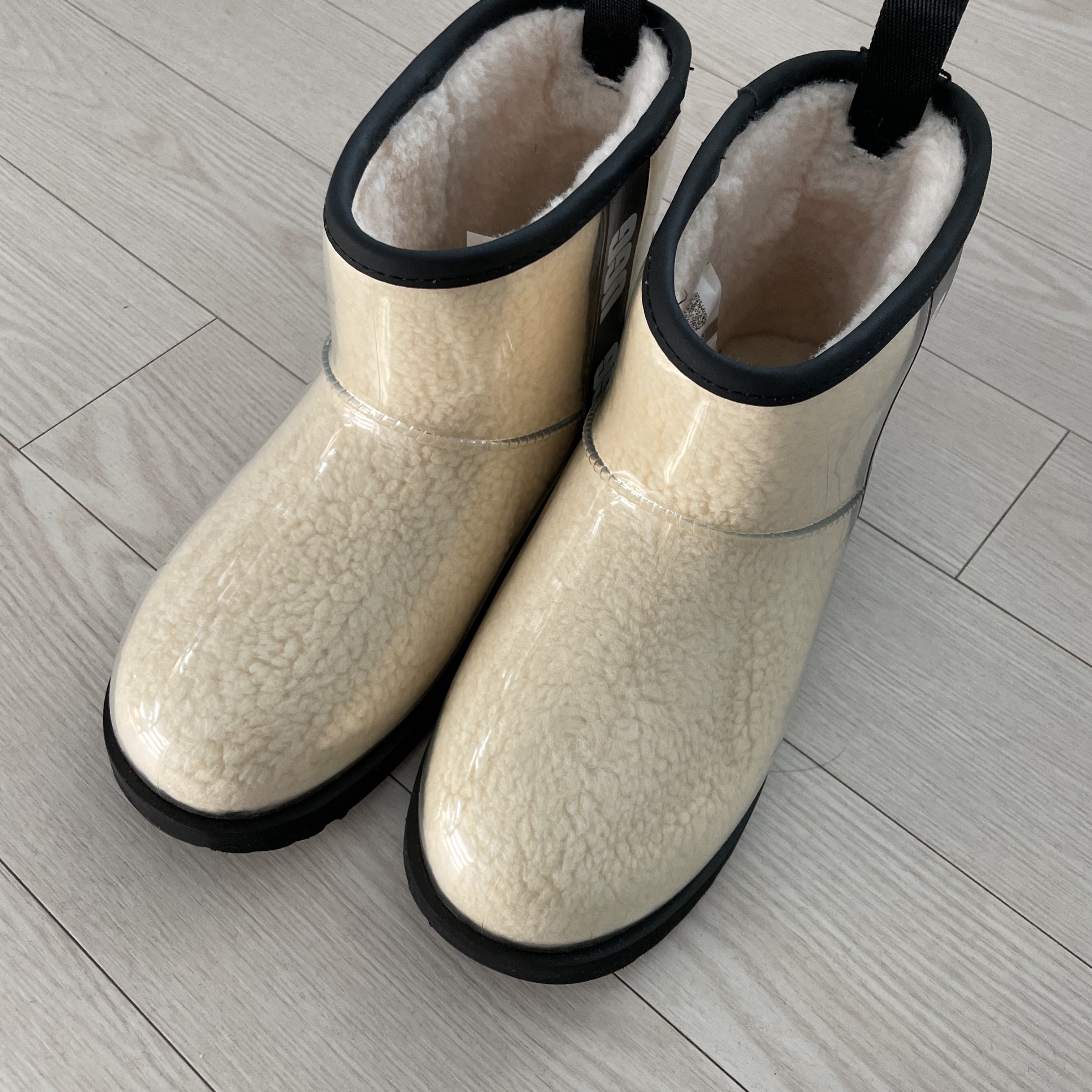 (Kids) UGG Classic Clear Mini II Natural Black 착용 스타일 - 1
