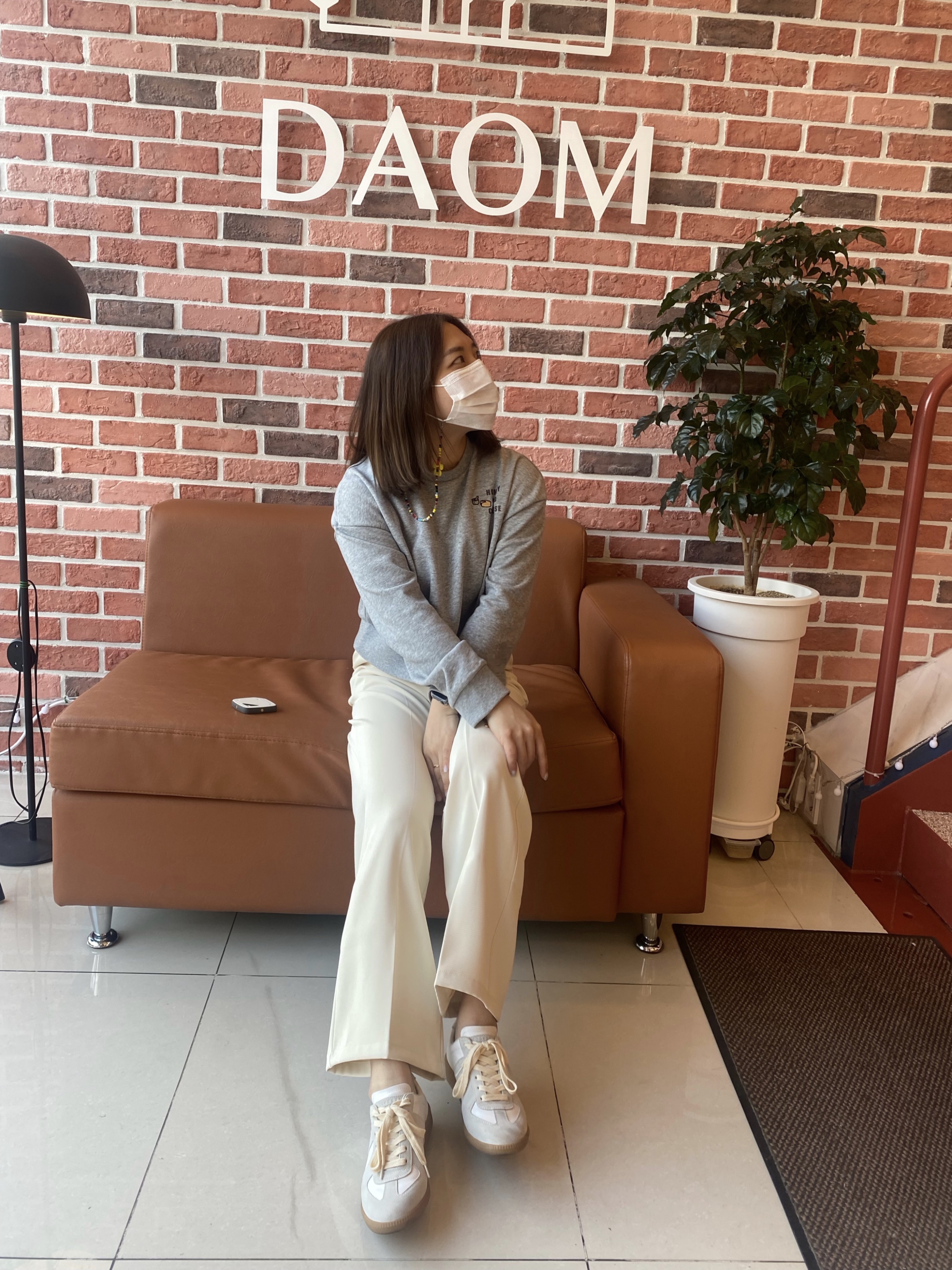 (W) Maison Margiela Calfskin Replica Sneakers White, Apple Watch SE 40mm GPS Space Gray Aluminum Case with Sport Band Midnight (Korean Ver.) 착용 스타일