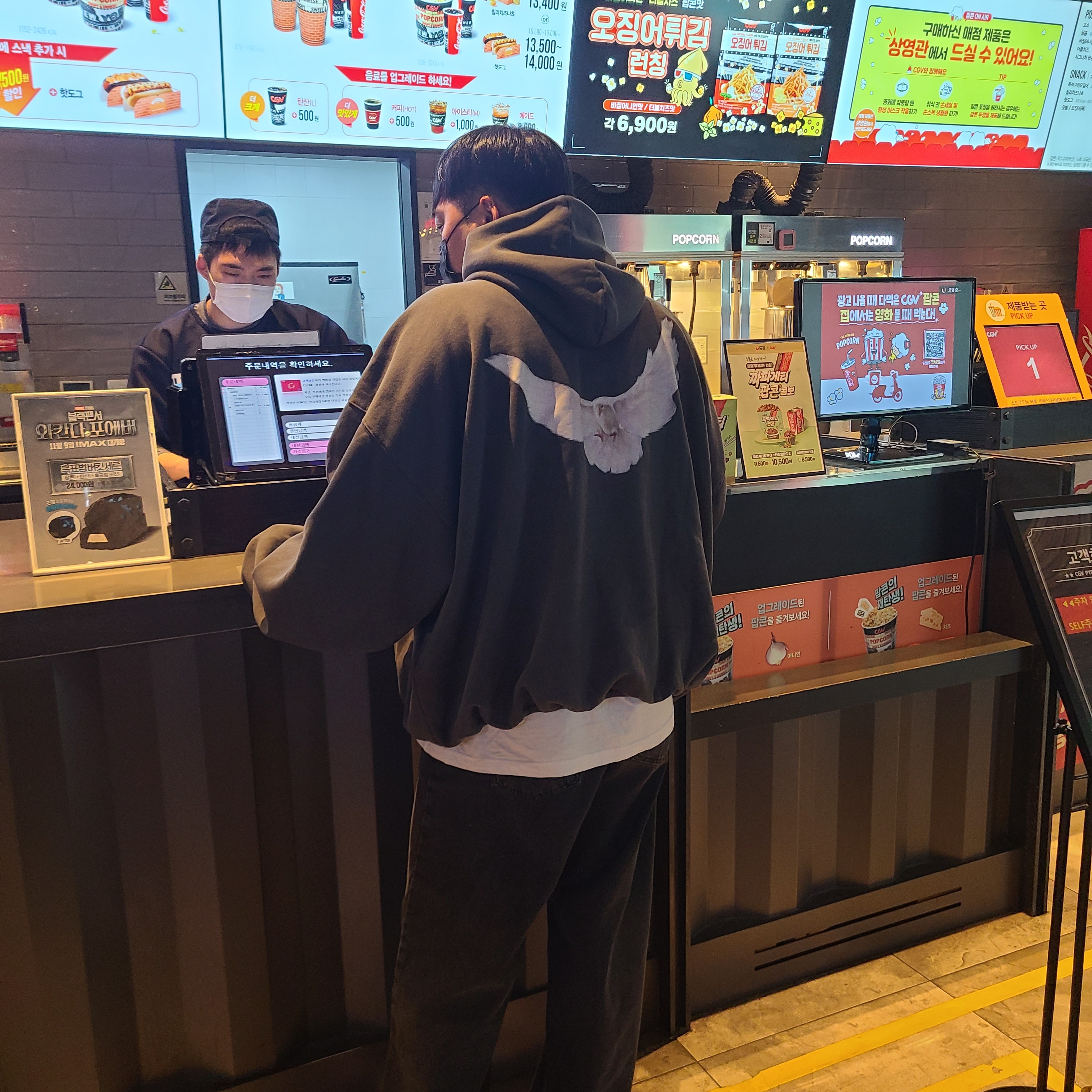 Yeezy Gap Engineered By Balenciaga Dove Hoodie Black 착용 스타일